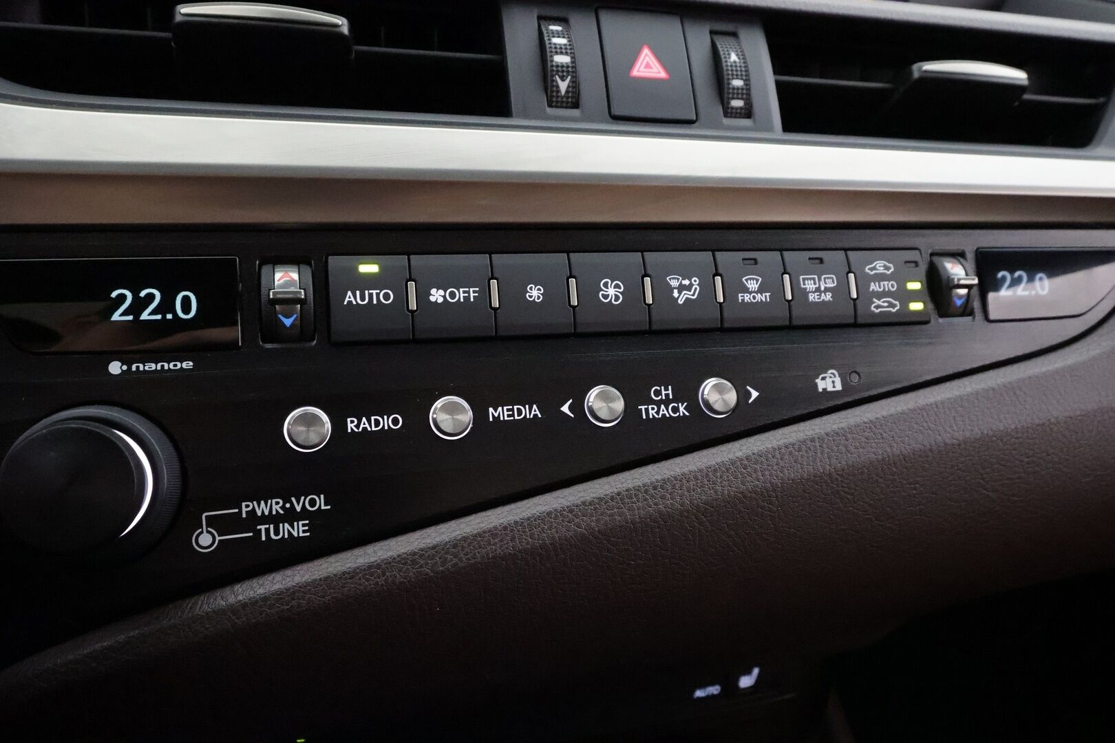 Lexus ES 2020 300h Comfort - | ACC | Sähköpenkit | LED | P.Kamera | Kaistavahti | Apple&Android | Lasikattoluukku | Lohkolämmitin | Suomi-auto | Kahdet renkaat | Merkkihuollot |