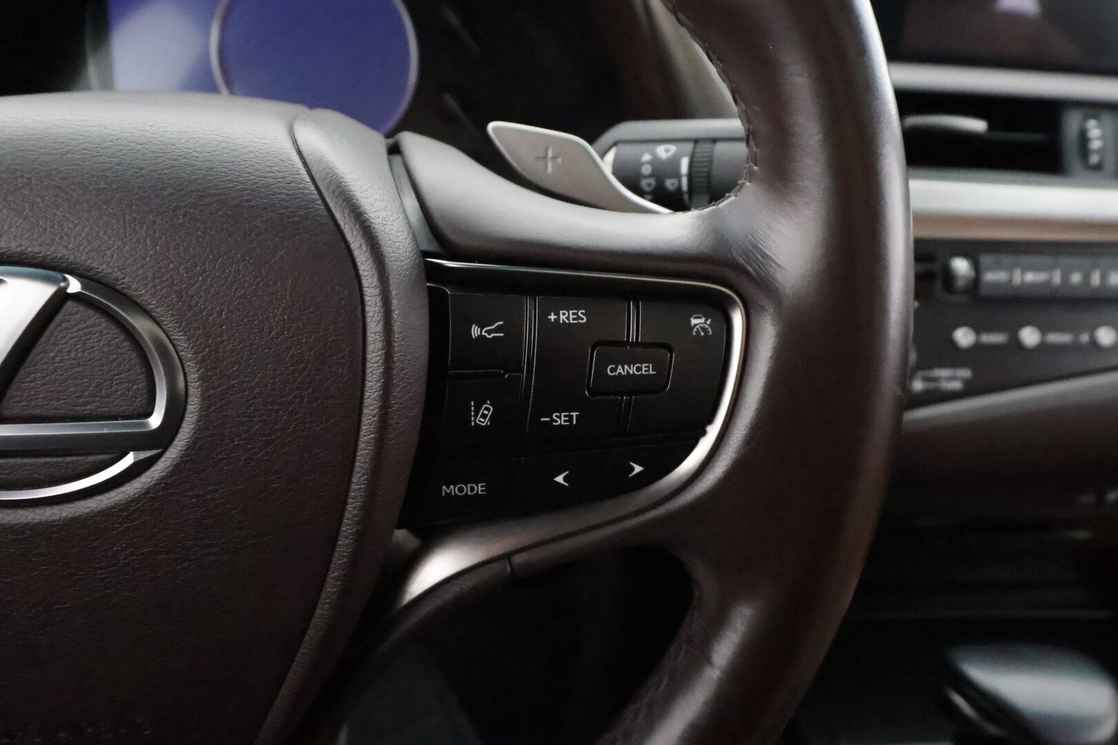 Lexus ES 2020 300h Comfort - | ACC | Sähköpenkit | LED | P.Kamera | Kaistavahti | Apple&Android | Lasikattoluukku | Lohkolämmitin | Suomi-auto | Kahdet renkaat | Merkkihuollot |