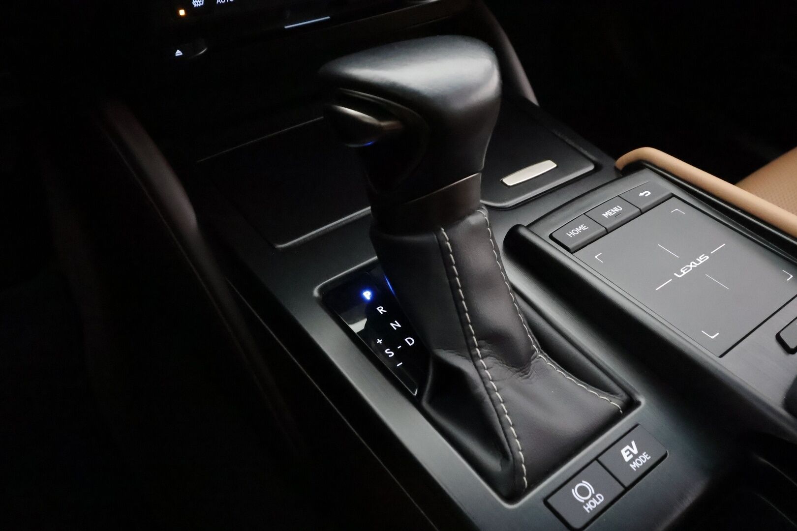 Lexus ES 2020 300h Comfort - | ACC | Sähköpenkit | LED | P.Kamera | Kaistavahti | Apple&Android | Lasikattoluukku | Lohkolämmitin | Suomi-auto | Kahdet renkaat | Merkkihuollot |