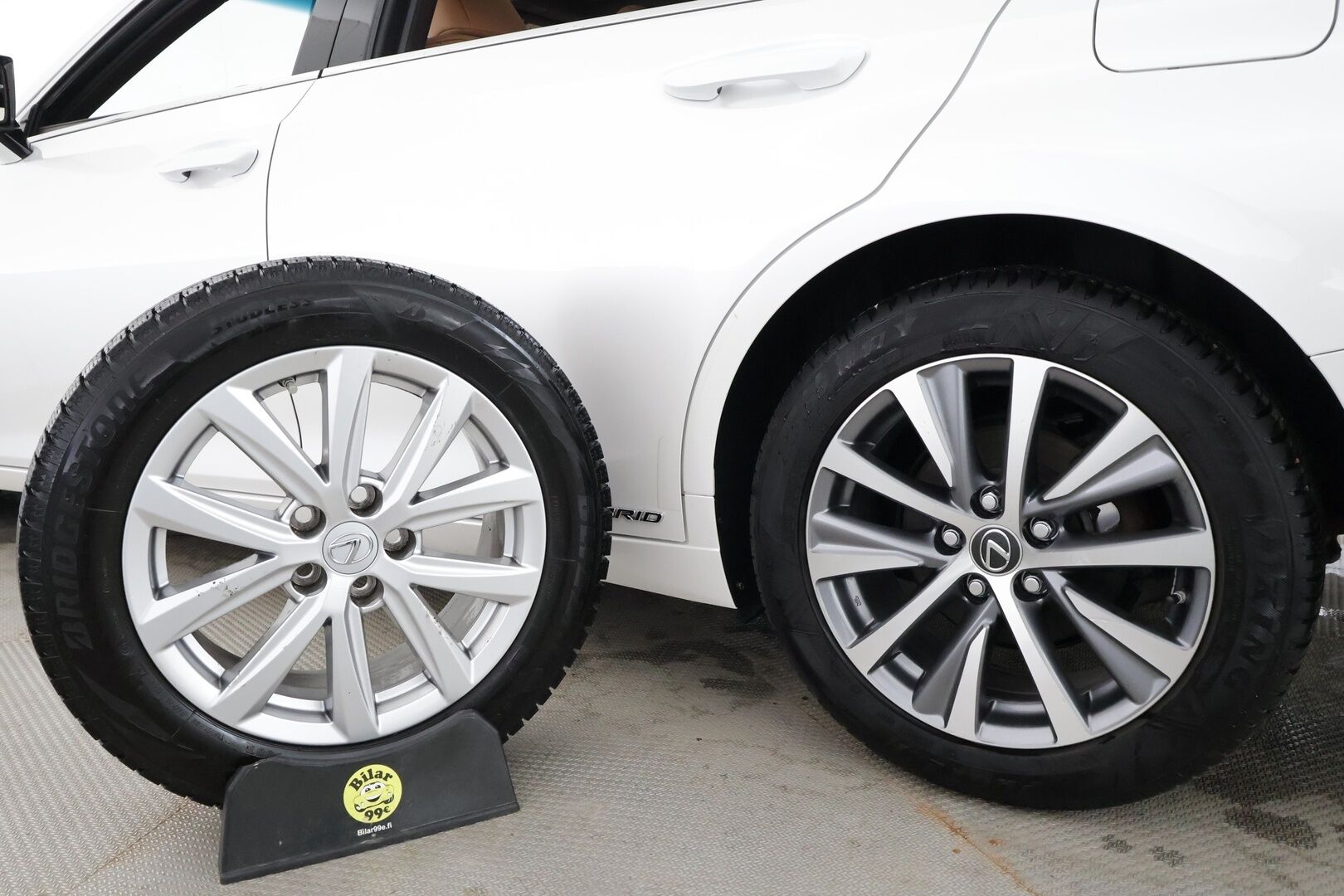 Lexus ES 2020 300h Comfort - | ACC | Sähköpenkit | LED | P.Kamera | Kaistavahti | Apple&Android | Lasikattoluukku | Lohkolämmitin | Suomi-auto | Kahdet renkaat | Merkkihuollot |