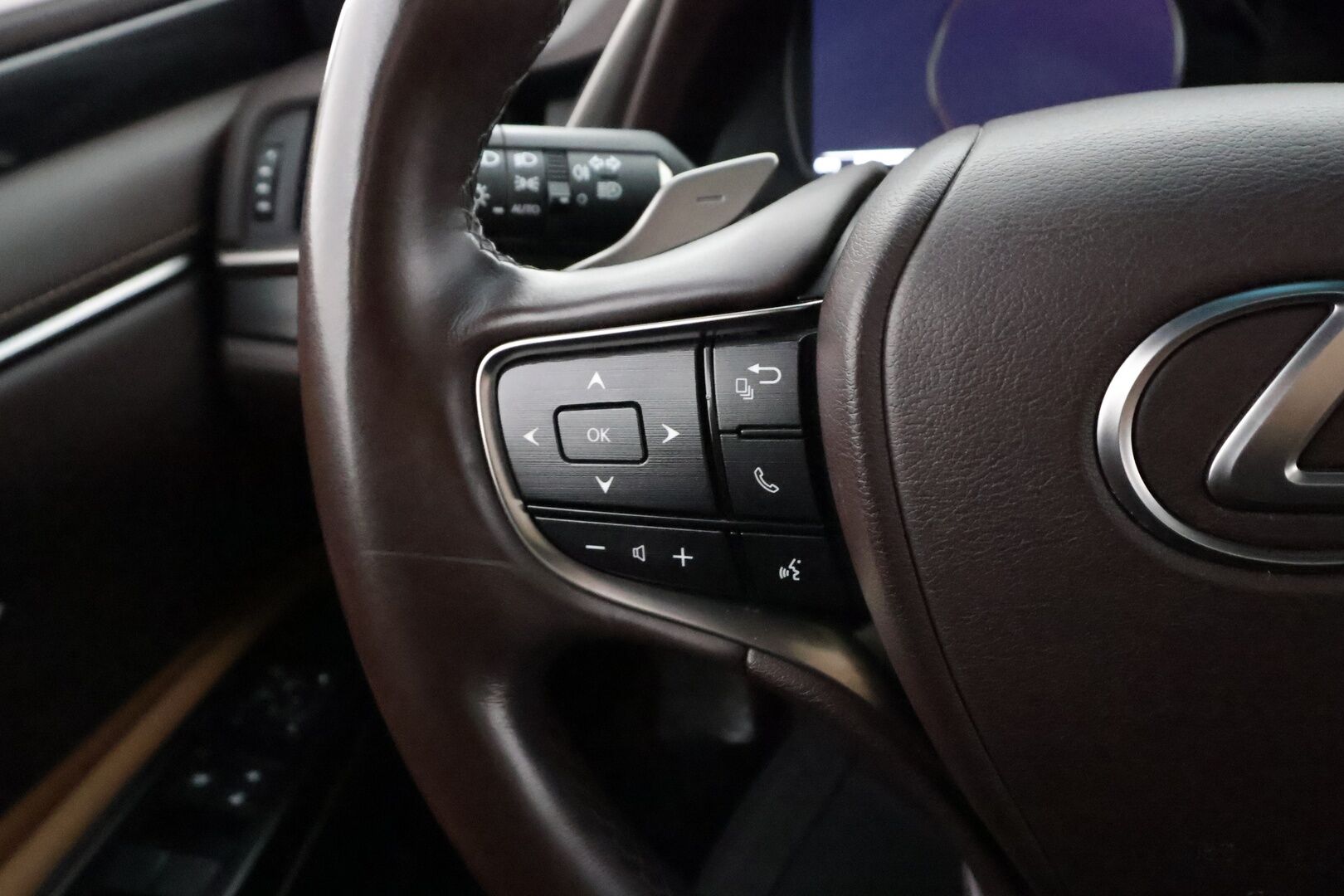 Lexus ES 2020 300h Comfort - | ACC | Sähköpenkit | LED | P.Kamera | Kaistavahti | Apple&Android | Lasikattoluukku | Lohkolämmitin | Suomi-auto | Kahdet renkaat | Merkkihuollot |