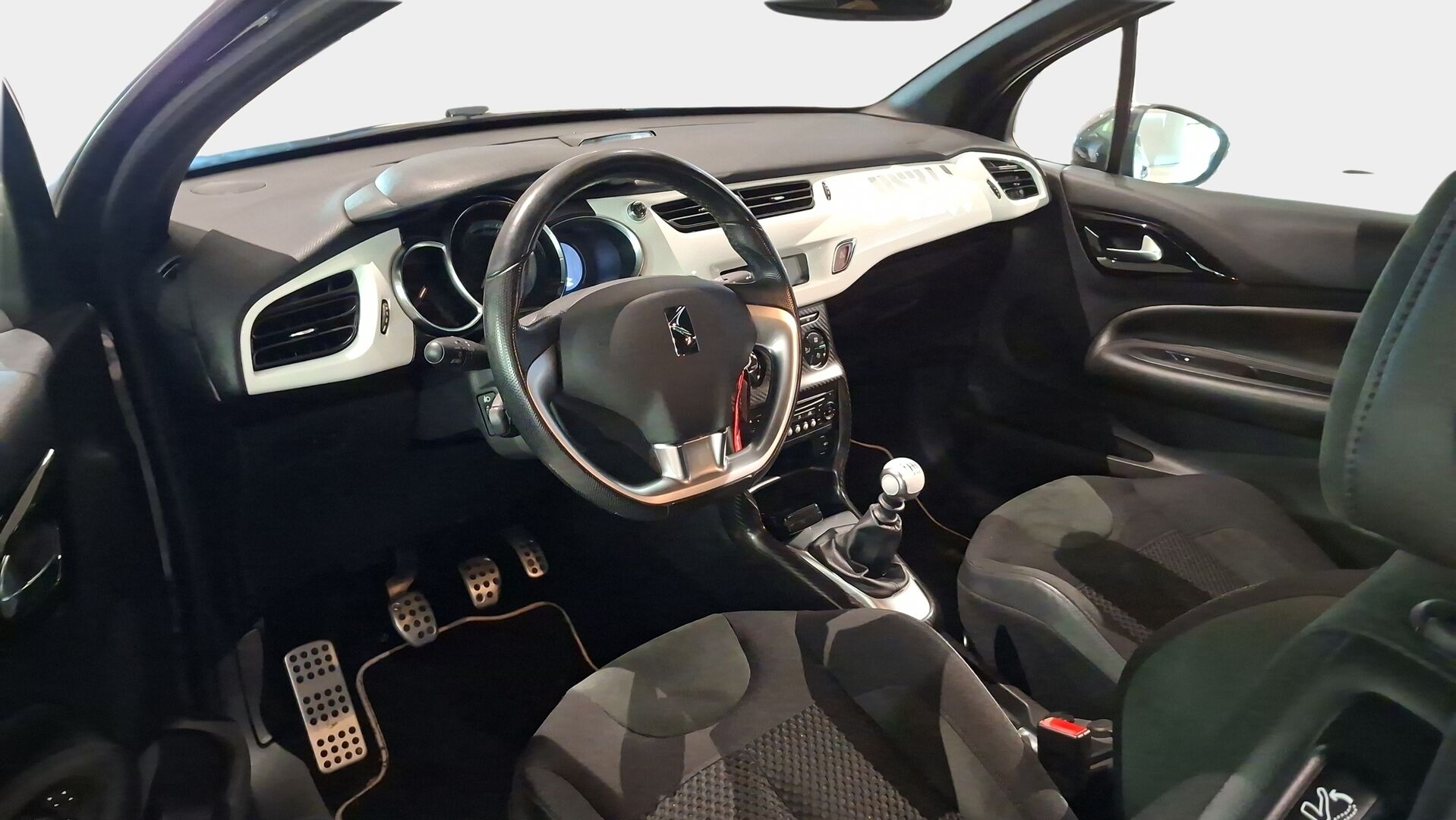 Citroen DS3 2014 1.6 e-HDi Airdream Manual *Vakkari / Hifi / Sporttipenkit / Lohko / Tutkat* - Todella tarkalla pidolla ollut! / Näppärä ja taloudellinen diiseli!