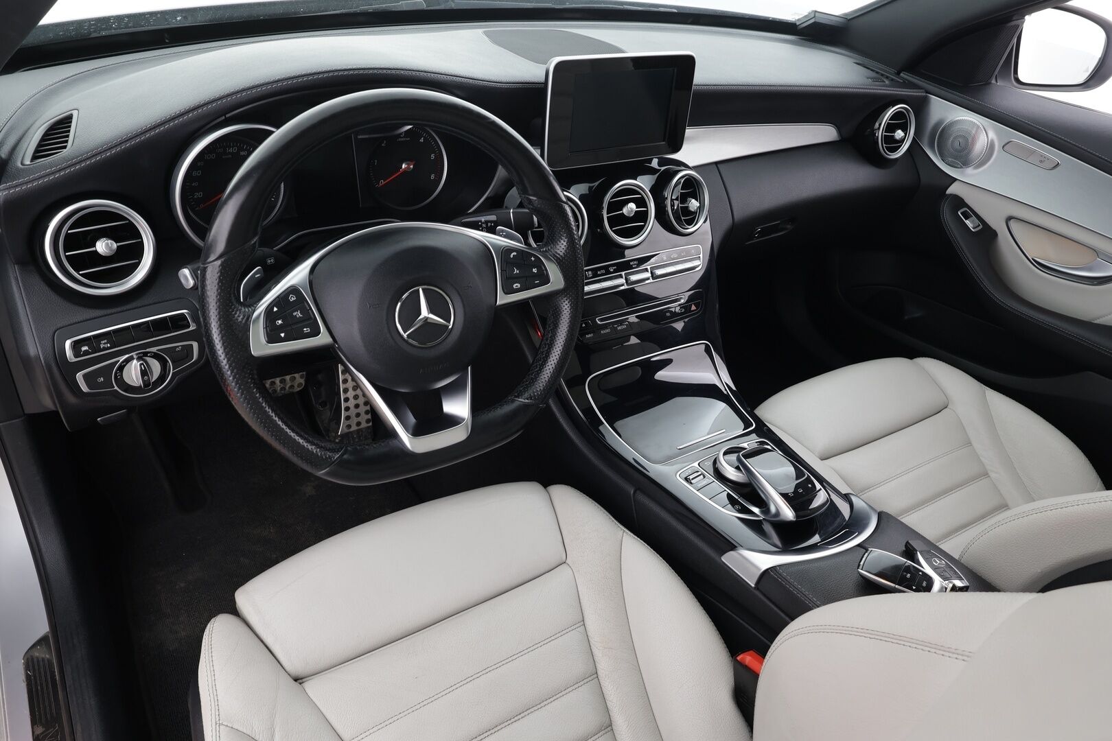 Mercedes-Benz C 2016 220 d A Premium Business AMG * Distronic Pro / Panorama / Webasto / Burmester / P.kamera / ILS-LED / KeylessGo / Navi * - Kahdet renkaat aluvanteilla / Huippuvarusteet