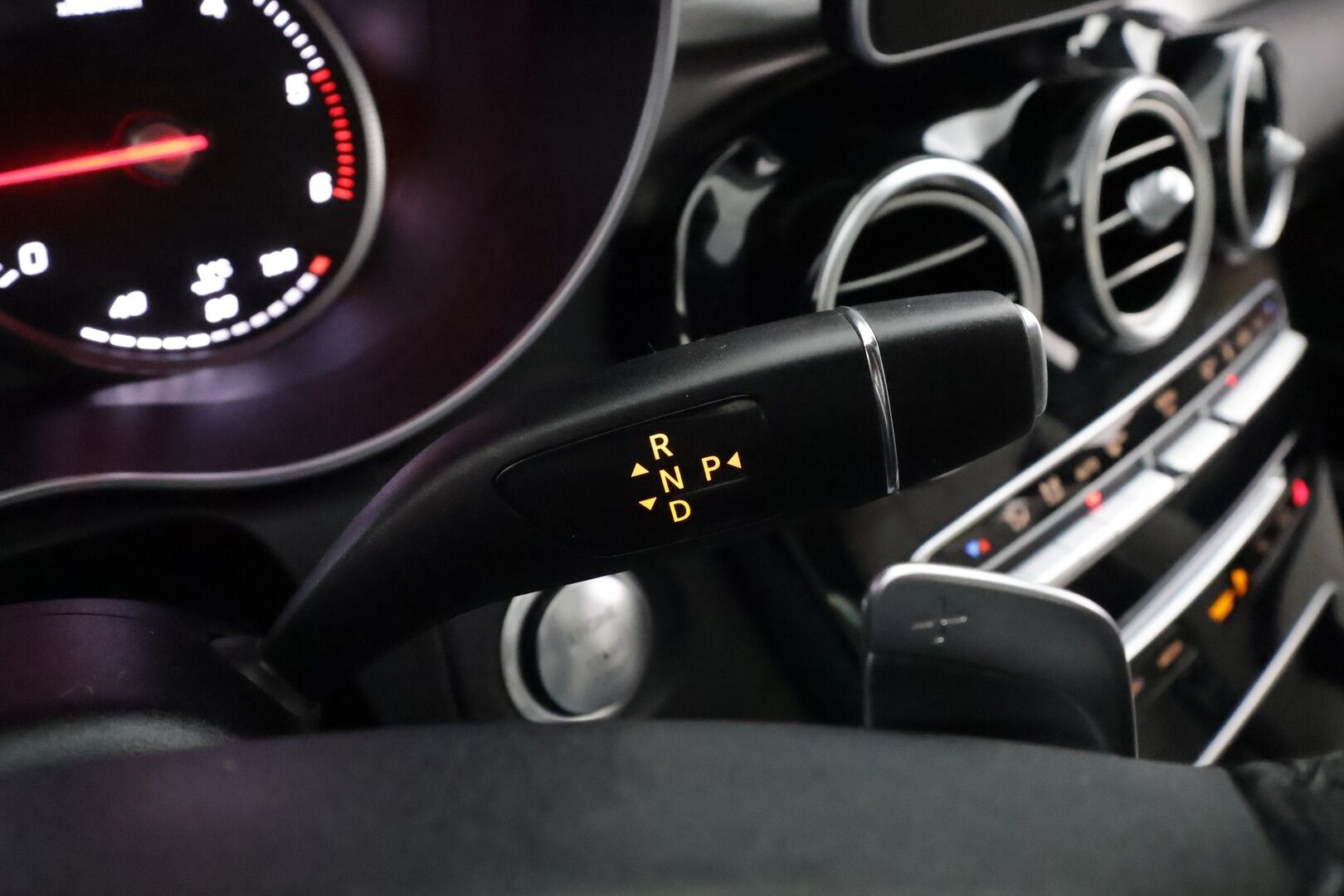 Mercedes-Benz C 2016 220 d A Premium Business AMG * Distronic Pro / Panorama / Webasto / Burmester / P.kamera / ILS-LED / KeylessGo / Navi * - Kahdet renkaat aluvanteilla / Huippuvarusteet