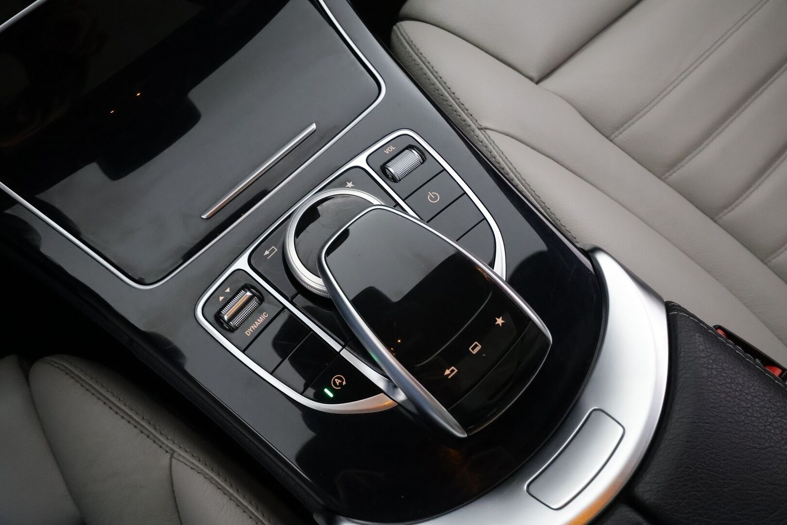 Mercedes-Benz C 2016 220 d A Premium Business AMG * Distronic Pro / Panorama / Webasto / Burmester / P.kamera / ILS-LED / KeylessGo / Navi * - Kahdet renkaat aluvanteilla / Huippuvarusteet