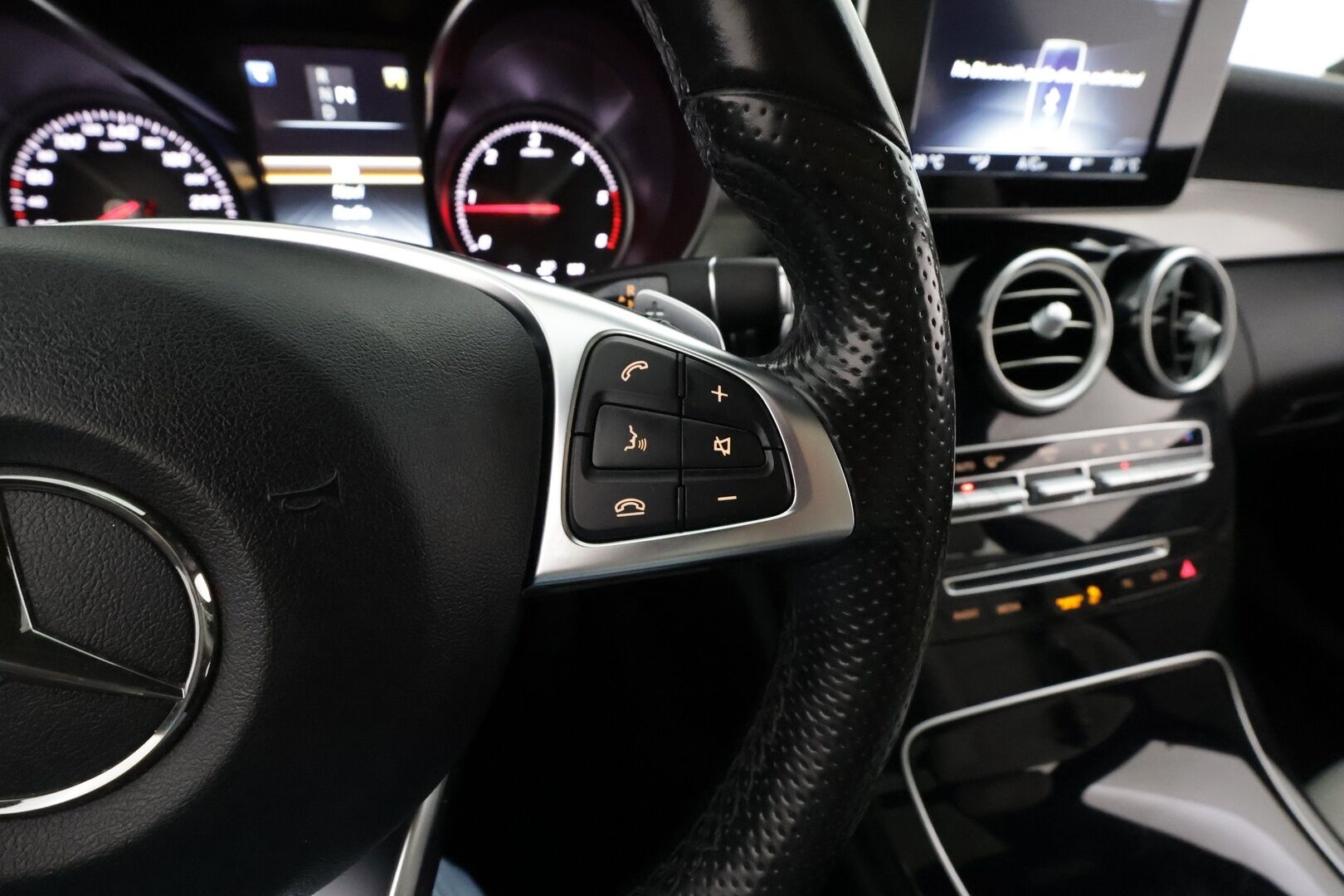 Mercedes-Benz C 2016 220 d A Premium Business AMG * Distronic Pro / Panorama / Webasto / Burmester / P.kamera / ILS-LED / KeylessGo / Navi * - Kahdet renkaat aluvanteilla / Huippuvarusteet