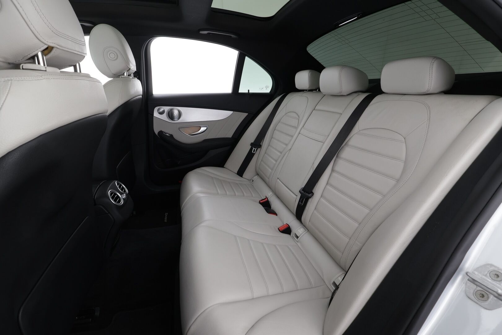 Mercedes-Benz C 2016 220 d A Premium Business AMG * Distronic Pro / Panorama / Webasto / Burmester / P.kamera / ILS-LED / KeylessGo / Navi * - Kahdet renkaat aluvanteilla / Huippuvarusteet