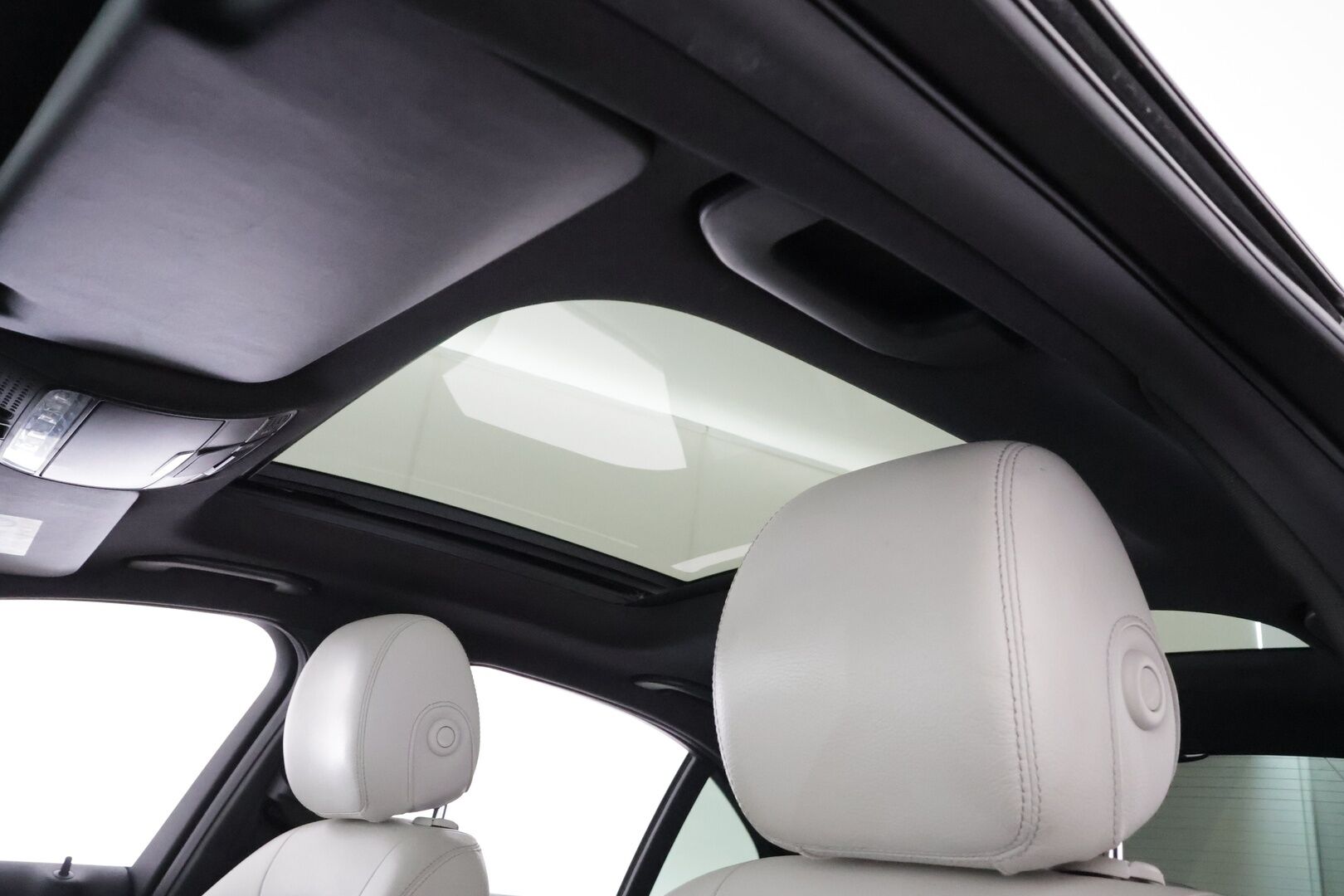 Mercedes-Benz C 2016 220 d A Premium Business AMG * Distronic Pro / Panorama / Webasto / Burmester / P.kamera / ILS-LED / KeylessGo / Navi * - Kahdet renkaat aluvanteilla / Huippuvarusteet