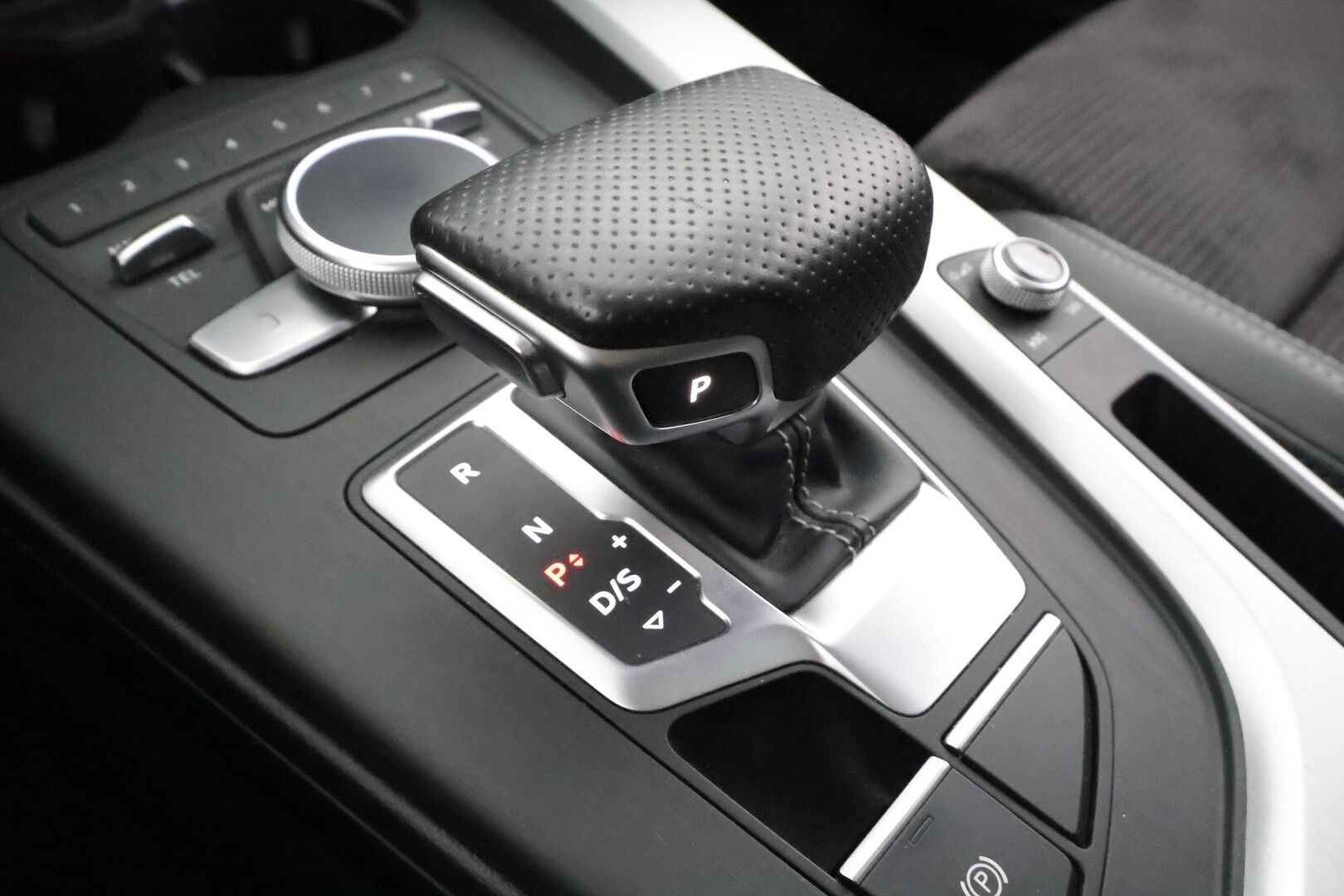 Audi A4 2016 Sedan First Edition Business 2,0 TFSI 185 kW quattro S tronic S Line * Webasto / Adapt.Vakkari / Bang&Olufsen / HUD / 360-Kamera - Kahdet Renkaat / Supervarusteet / Panoraama!