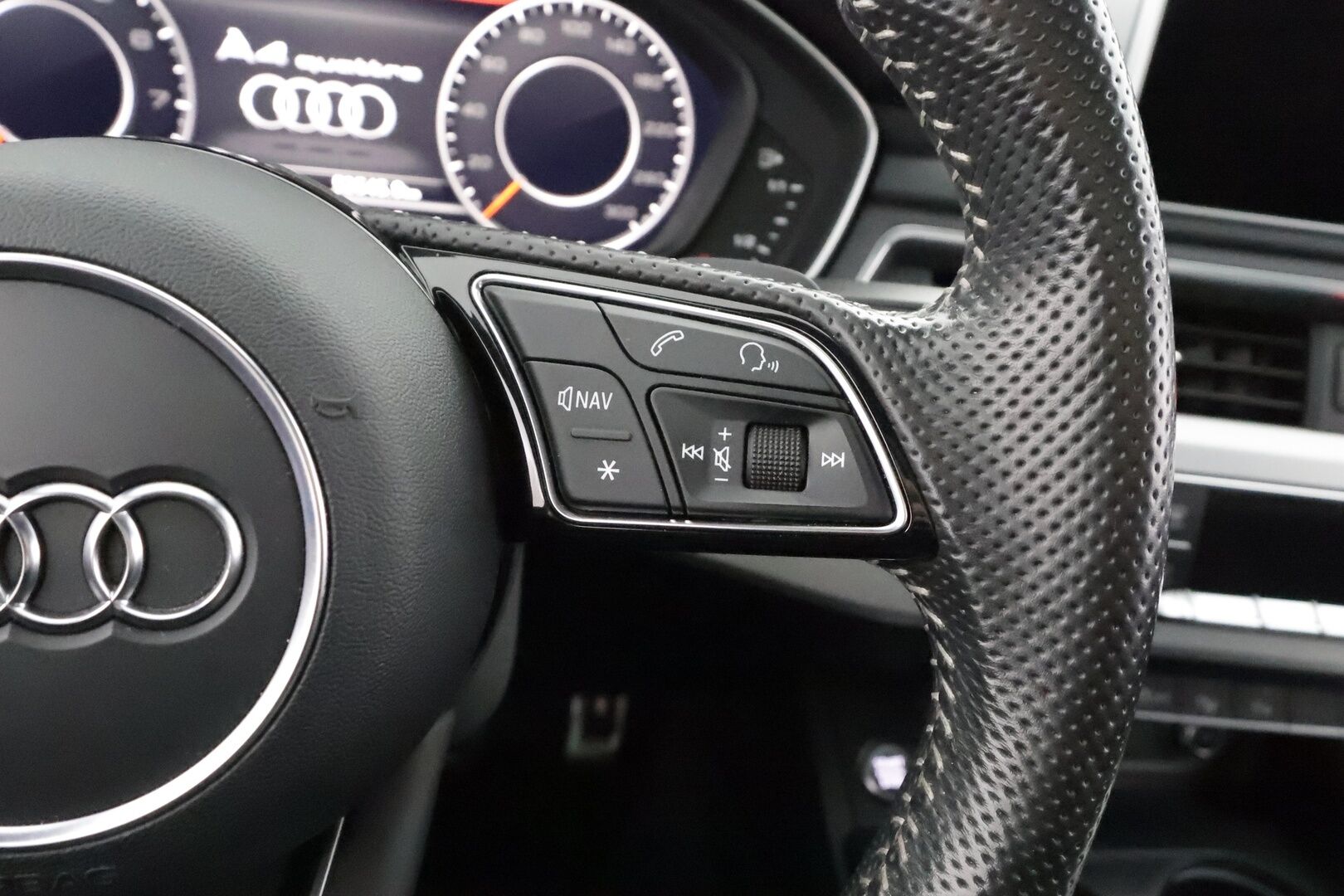 Audi A4 2016 Sedan First Edition Business Sport 2,0 TFSI 185 kW quattro S-line * ACC / HUD / Webasto / Bang&Olufsen / 360-kamera * - Kahdet Renkaat