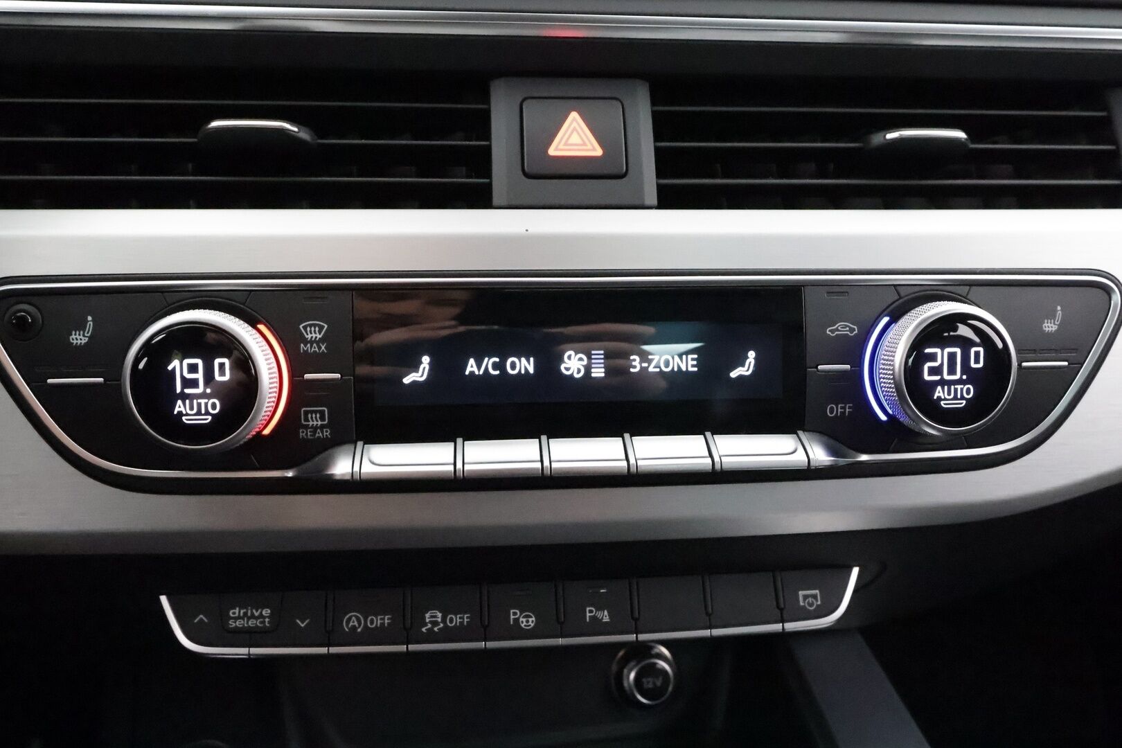 Audi A4 2016 Sedan First Edition Business Sport 2,0 TFSI 185 kW quattro S-line * ACC / HUD / Webasto / Bang&Olufsen / 360-kamera * - Kahdet Renkaat