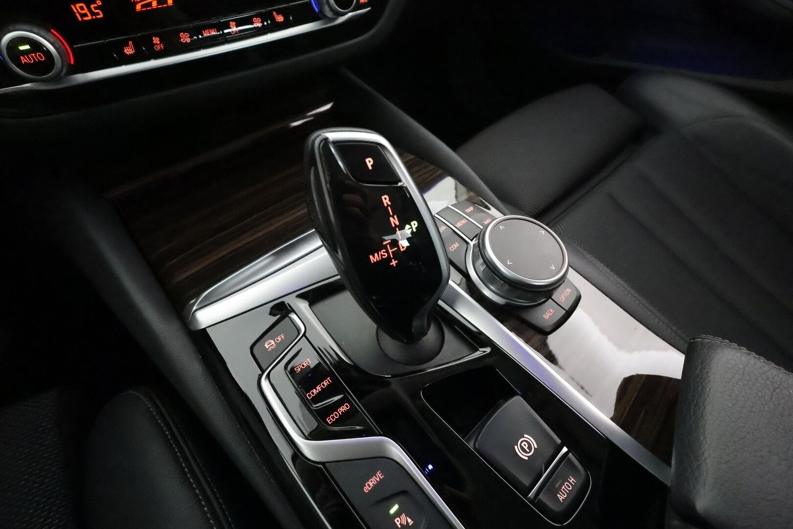 BMW 530 2020 G30 Sedan 530e A xDrive Business Comfort - Peruutuskamera / Puolinahkasisusta / LED / Apple&Android / Comfort Access / Digimittari / Hyvät varusteet!