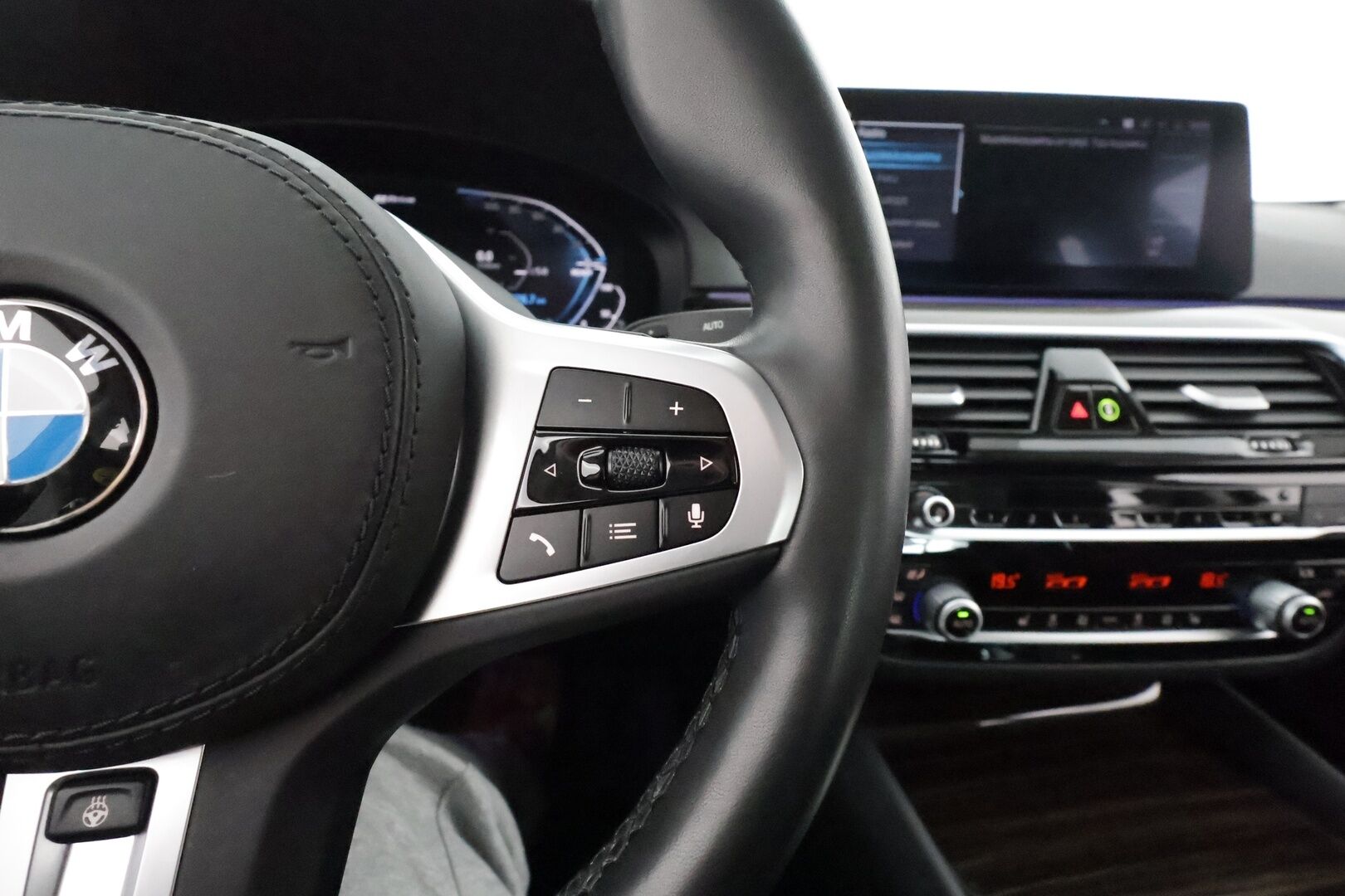 BMW 530 2020 G30 Sedan 530e A xDrive Business Comfort - Peruutuskamera / Puolinahkasisusta / LED / Apple&Android / Comfort Access / Digimittari / Hyvät varusteet!