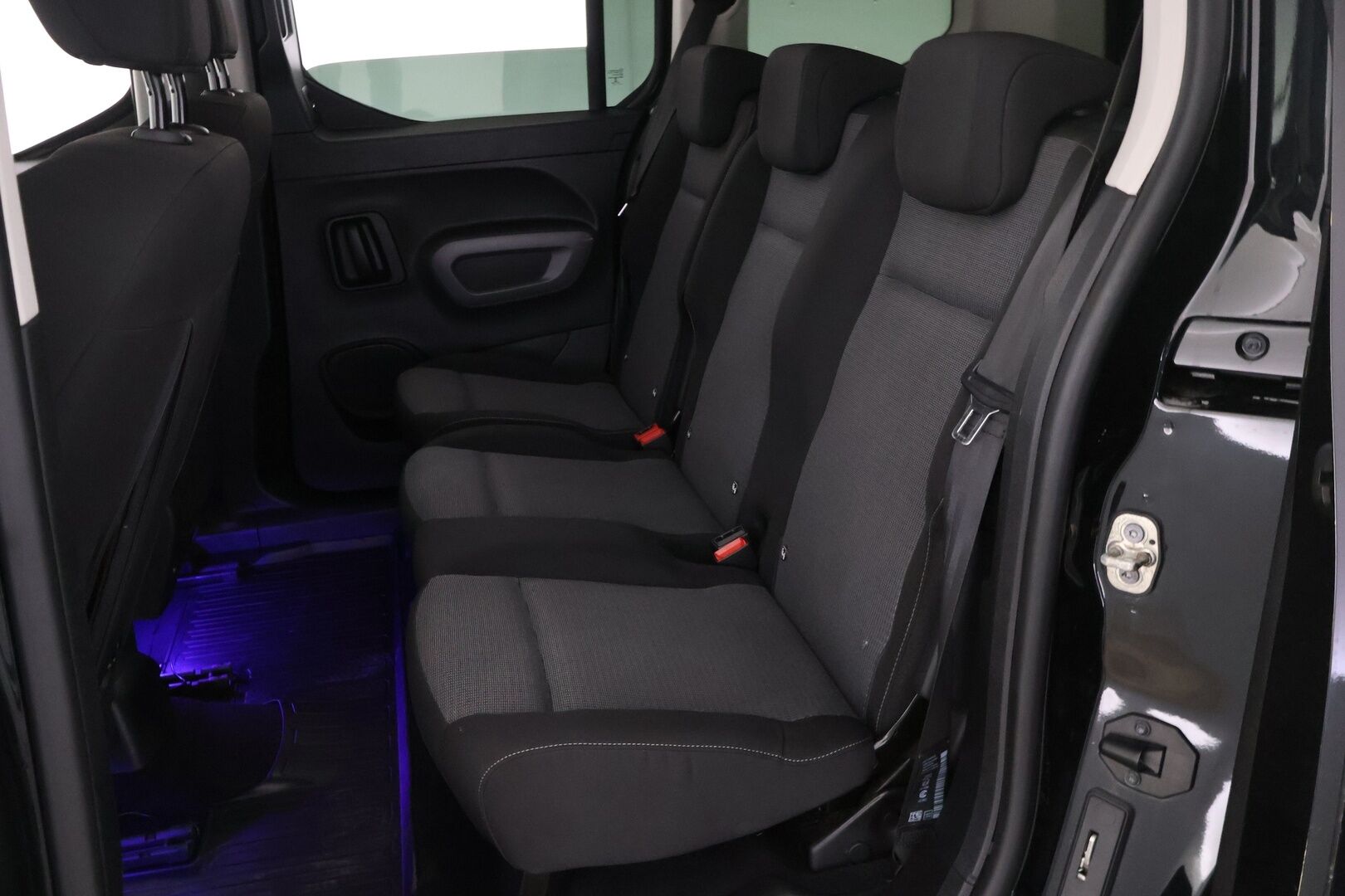 Toyota Proace CITY Verso 2020 Active L1 1,2 130 Autom. 5-H / Suomi-auto / Webasto / Vakkari / Kaistavahti / Koukku / Lohko + sisäp. / - *Juuri saapunut! / 2x Renkaat aluvanteilla / Pysäköintitutka takana*