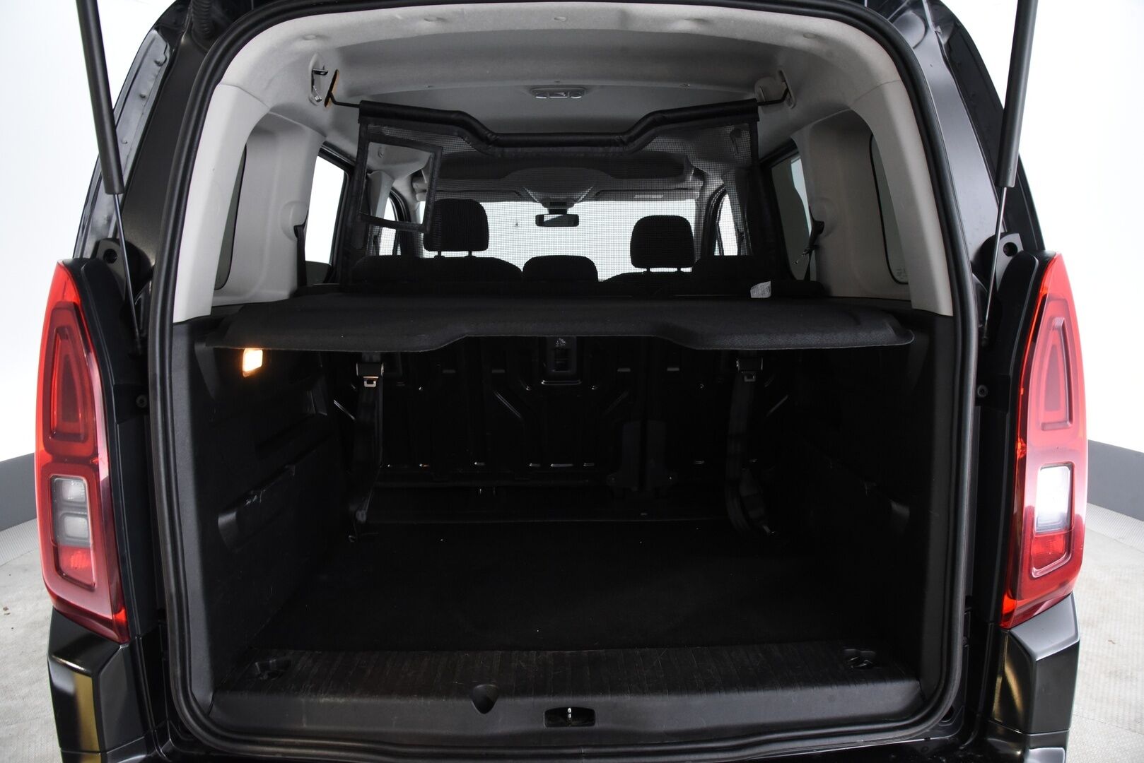 Toyota Proace CITY Verso 2020 Active L1 1,2 130 Autom. 5-H / 1-om. Suomi-auto / Webasto / Vakkari / Kaistavahti / Koukku / Lohko + sisäp. /