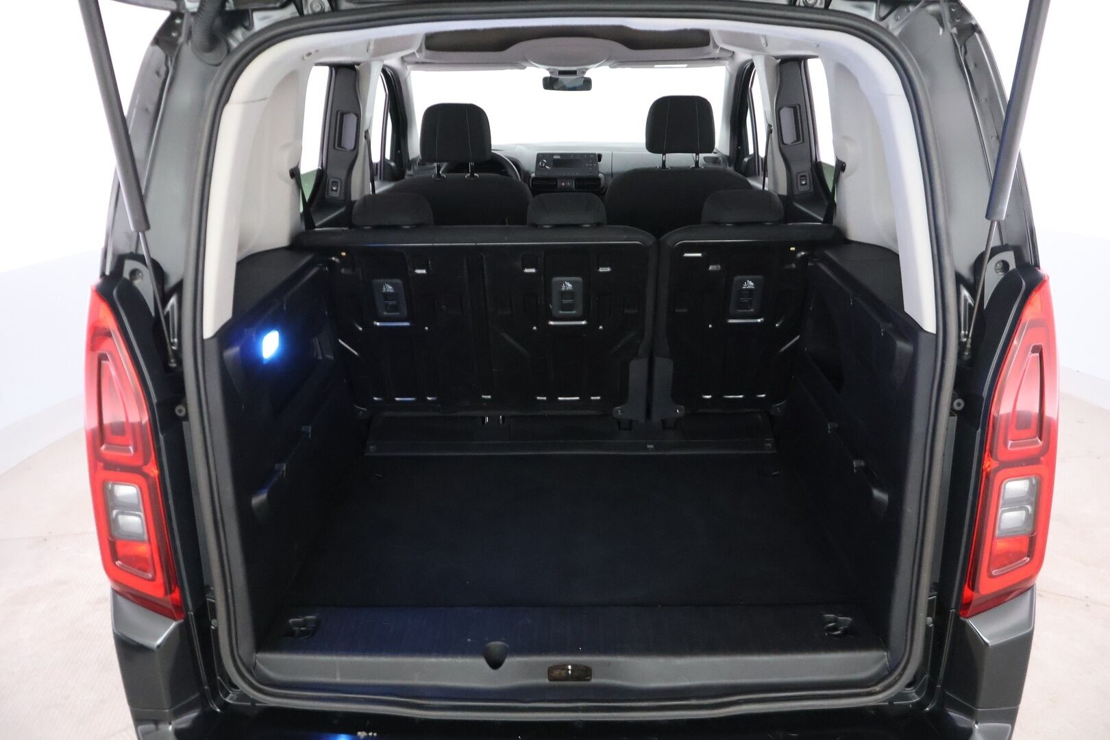 Toyota Proace CITY Verso 2020 Active L1 1,2 130 Autom. 5ov - Suomi-auto | Webasto | Vakkari | Kaistavahti | Koukku | Lohko + sisäp. | Bluethoot | pysäköintitutka
