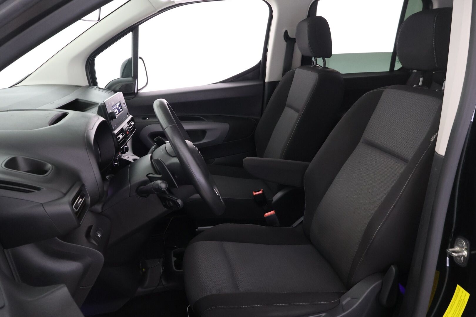 Toyota Proace CITY Verso 2020 Active L1 1,2 130 Autom. 5ov - Suomi-auto | Webasto | Vakkari | Kaistavahti | Koukku | Lohko + sisäp. | Bluethoot | pysäköintitutka