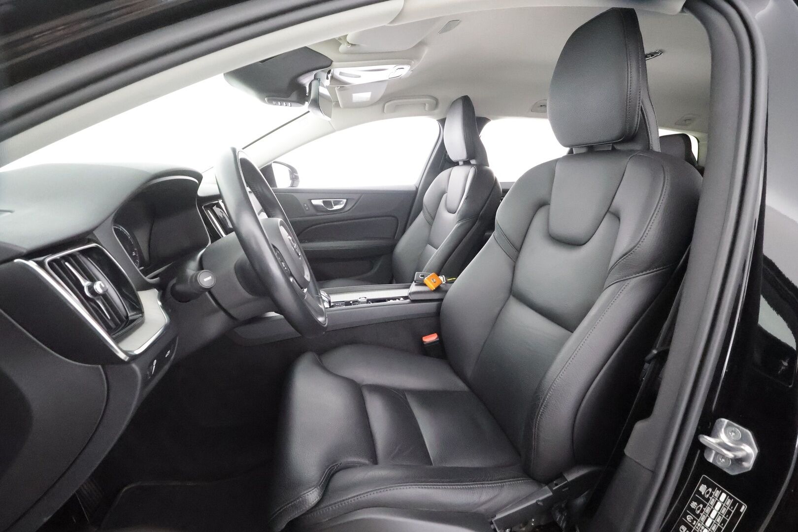 Volvo V60 2021 B4 MHEV Business Inscription aut - | Webasto | ACC | P.Kamera | LED | Sporttipenkki Muistilla | Navi | Kaistavahti | Katveavustin | Keyless | 1-om Suomi-auto | Kahdet renkaat |
