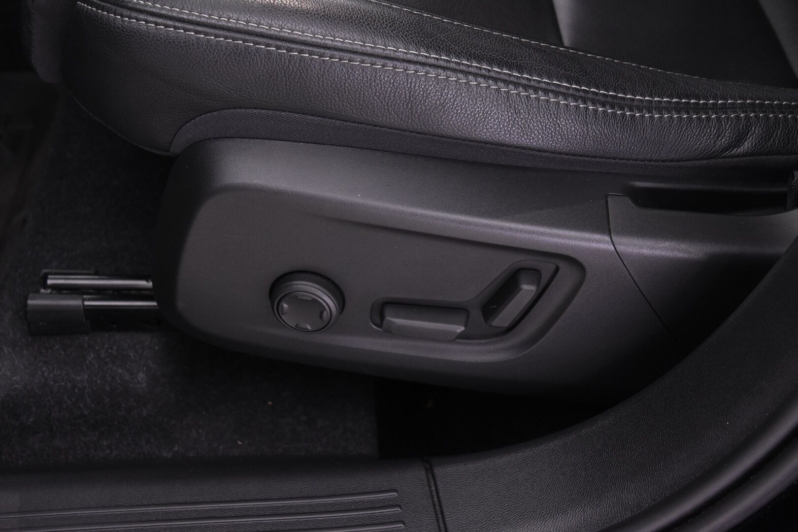 Volvo XC40 2021 B4 MHEV Business Inscription aut.   *Adapt.Vakkari / 360° Kamera  / Webasto / Nahkasisusta / Muistipenkki / Navi / KeylessGo / Sähköluukku* - *Näppärä maasturi hyvällä maavaralla ja todella kattavilla varusteilla!*