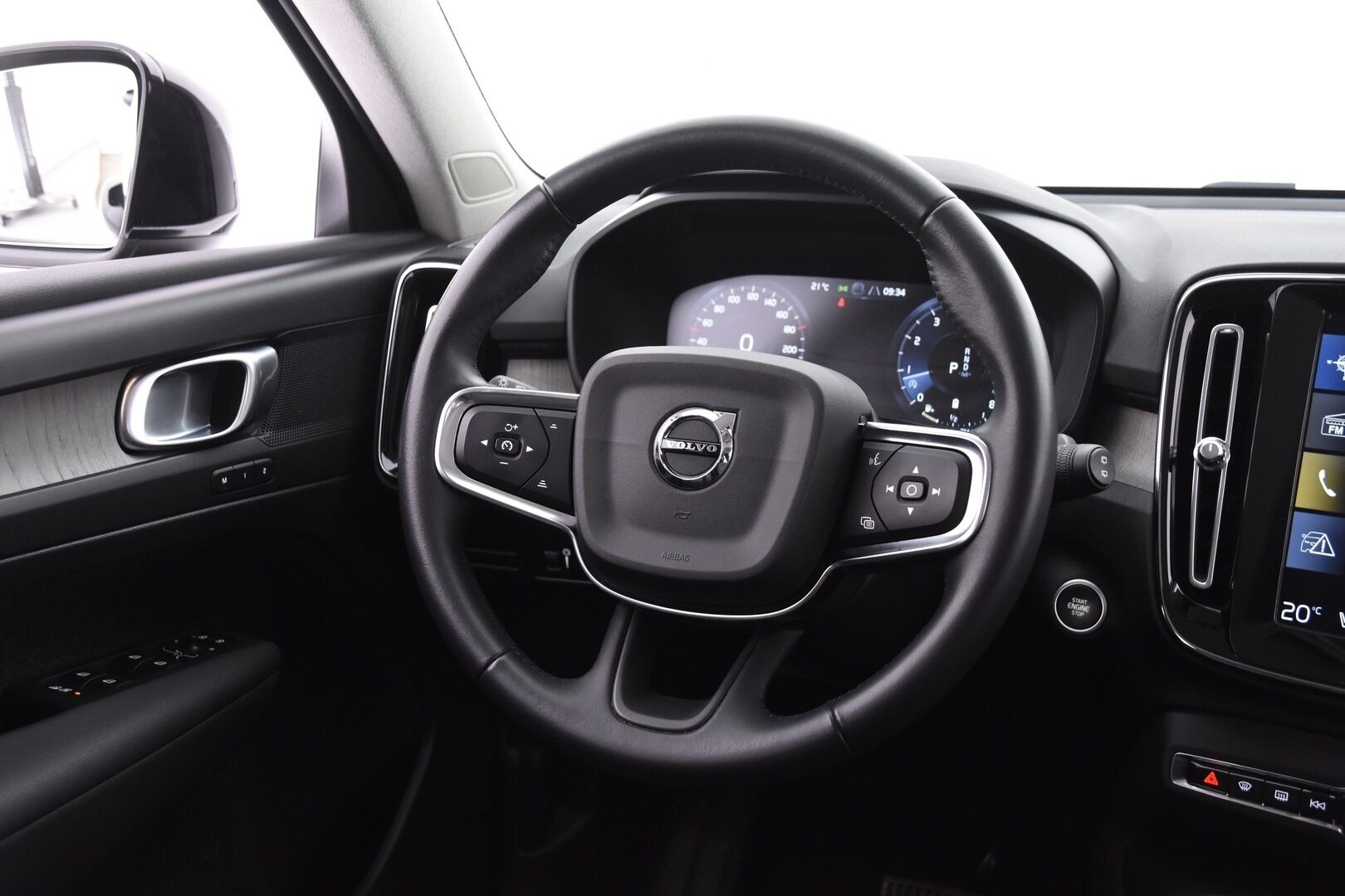 Volvo XC40 2021 B4 MHEV Business Inscription aut.   *Adapt.Vakkari / 360° Kamera  / Webasto / Nahkasisusta / Muistipenkki / Navi / KeylessGo / Sähköluukku* - *Näppärä maasturi hyvällä maavaralla ja todella kattavilla varusteilla!*