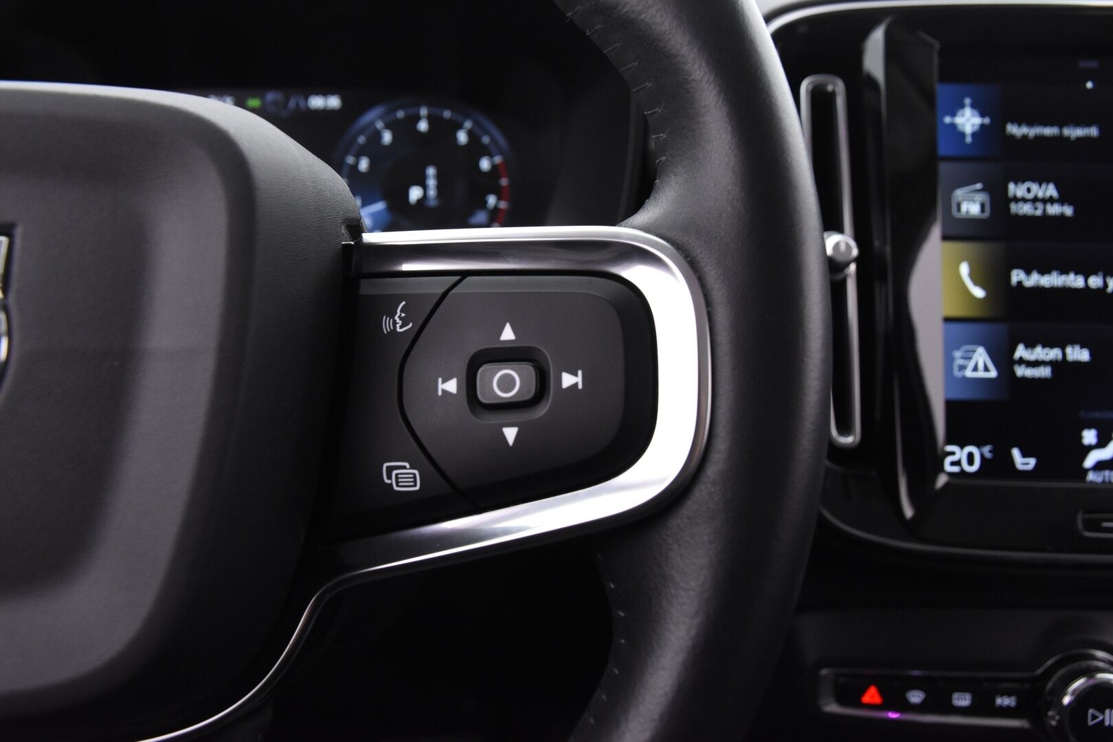 Volvo XC40 2021 B4 MHEV Business Inscription aut.   *Adapt.Vakkari / 360° Kamera  / Webasto / Nahkasisusta / Muistipenkki / Navi / KeylessGo / Sähköluukku* - *Näppärä maasturi hyvällä maavaralla ja todella kattavilla varusteilla!*