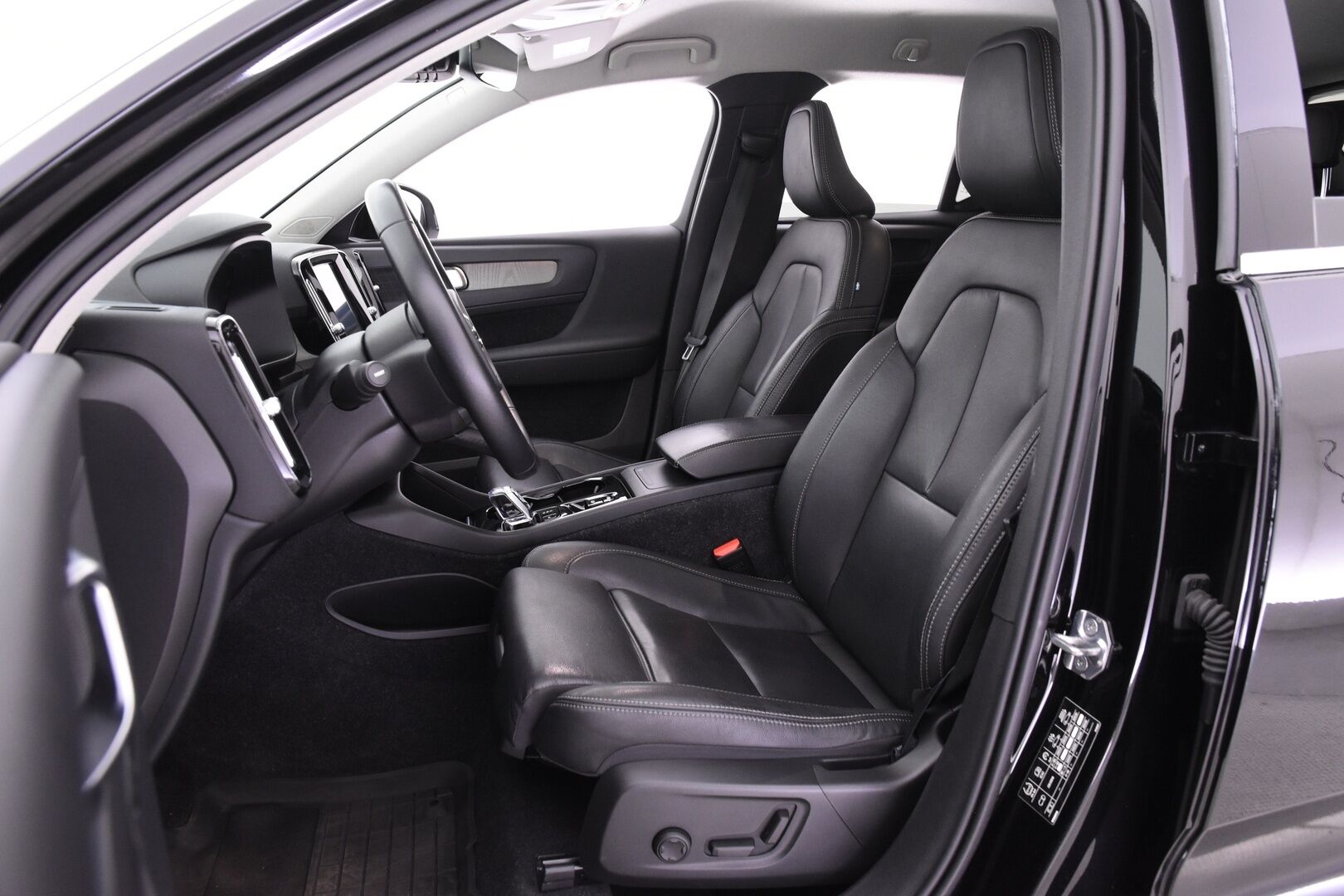 Volvo XC40 2021 B4 MHEV Business Inscription aut.   *Adapt.Vakkari / 360° Kamera  / Webasto / Nahkasisusta / Muistipenkki / Navi / KeylessGo / Sähköluukku* - *Näppärä maasturi hyvällä maavaralla ja todella kattavilla varusteilla!*