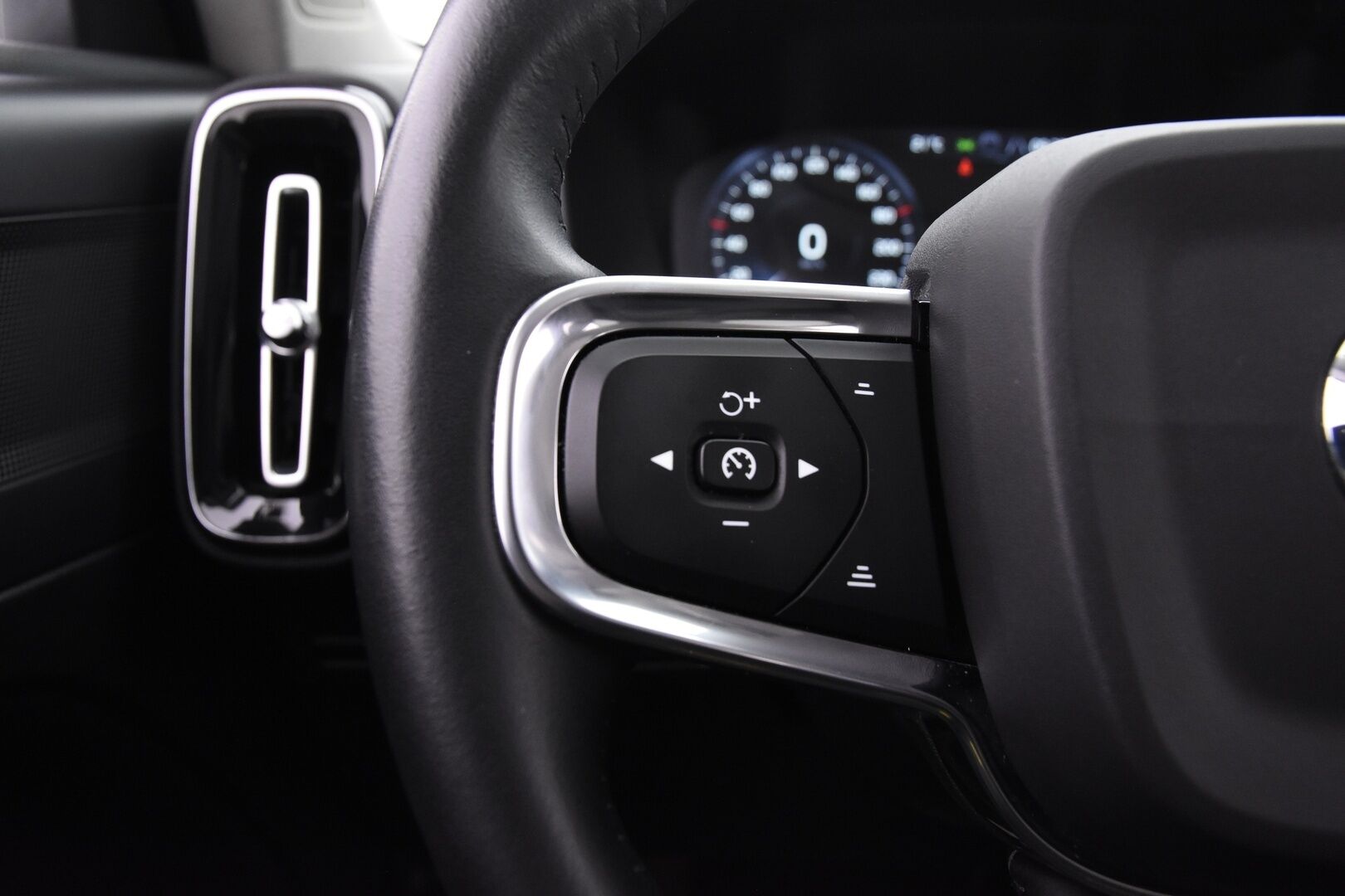 Volvo XC40 2021 B4 MHEV Business Inscription aut.   *Adapt.Vakkari / 360° Kamera  / Webasto / Nahkasisusta / Muistipenkki / Navi / KeylessGo / Sähköluukku* - *Näppärä maasturi hyvällä maavaralla ja todella kattavilla varusteilla!*