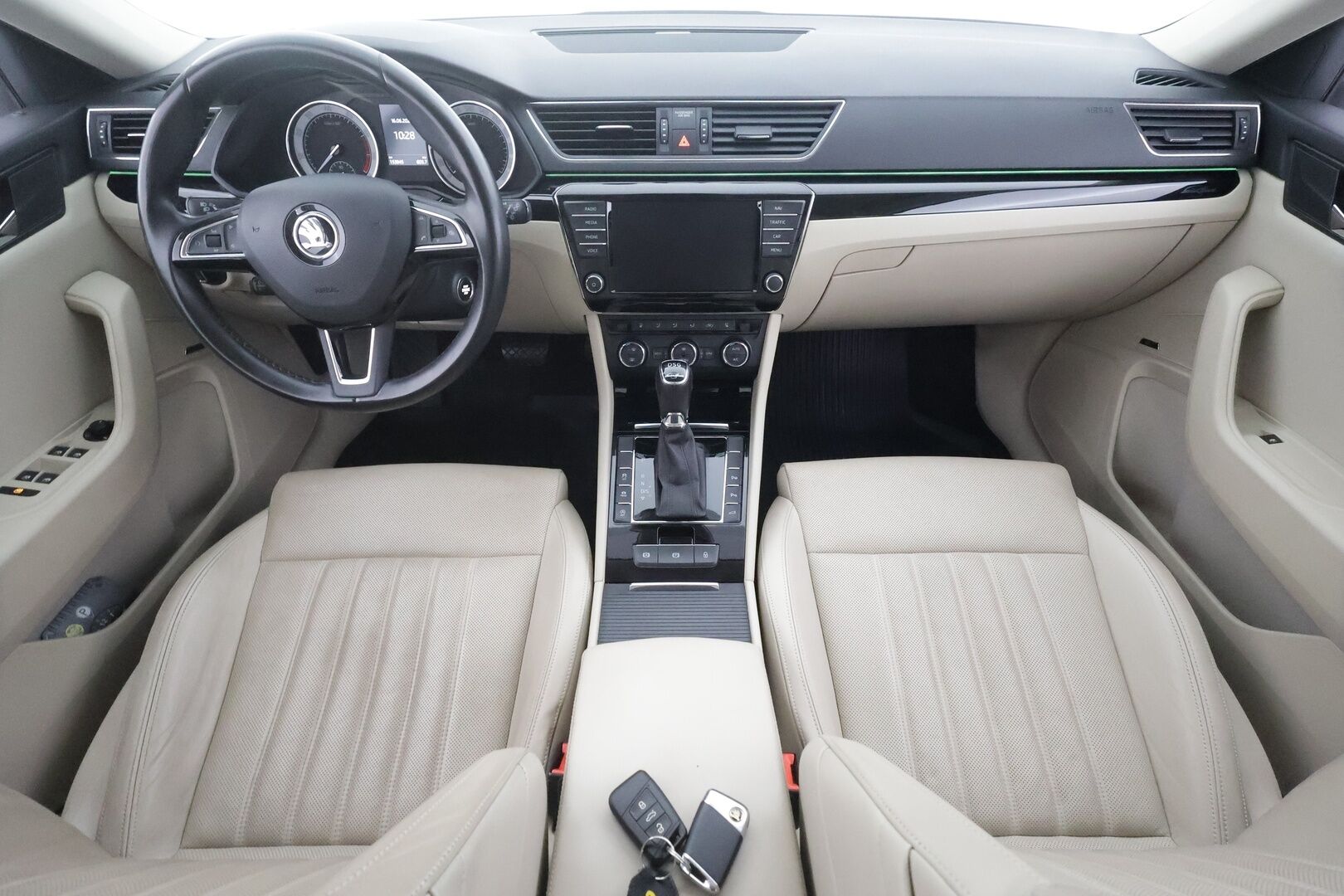 Skoda Superb 2016 2.0 TSI Combi 280 4X4 L&K DSG. - NYT POIKKEUSHINTAAN! | ACC | Lohko | Canton | Muistipenkki | Kamera | LED | Ilmastoidut nahat | Apple&Android | Kahdet Skodan vanteet | Neliveto | SUPER VARUSTEET!