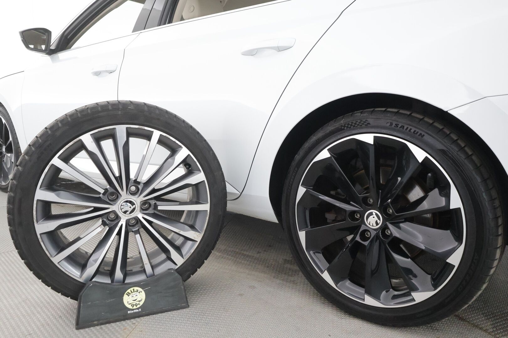 Skoda Superb 2016 2.0 TSI Combi 280 4X4 L&K DSG. - NYT POIKKEUSHINTAAN! | ACC | Lohko | Canton | Muistipenkki | Kamera | LED | Ilmastoidut nahat | Apple&Android | Kahdet Skodan vanteet | Neliveto | SUPER VARUSTEET!