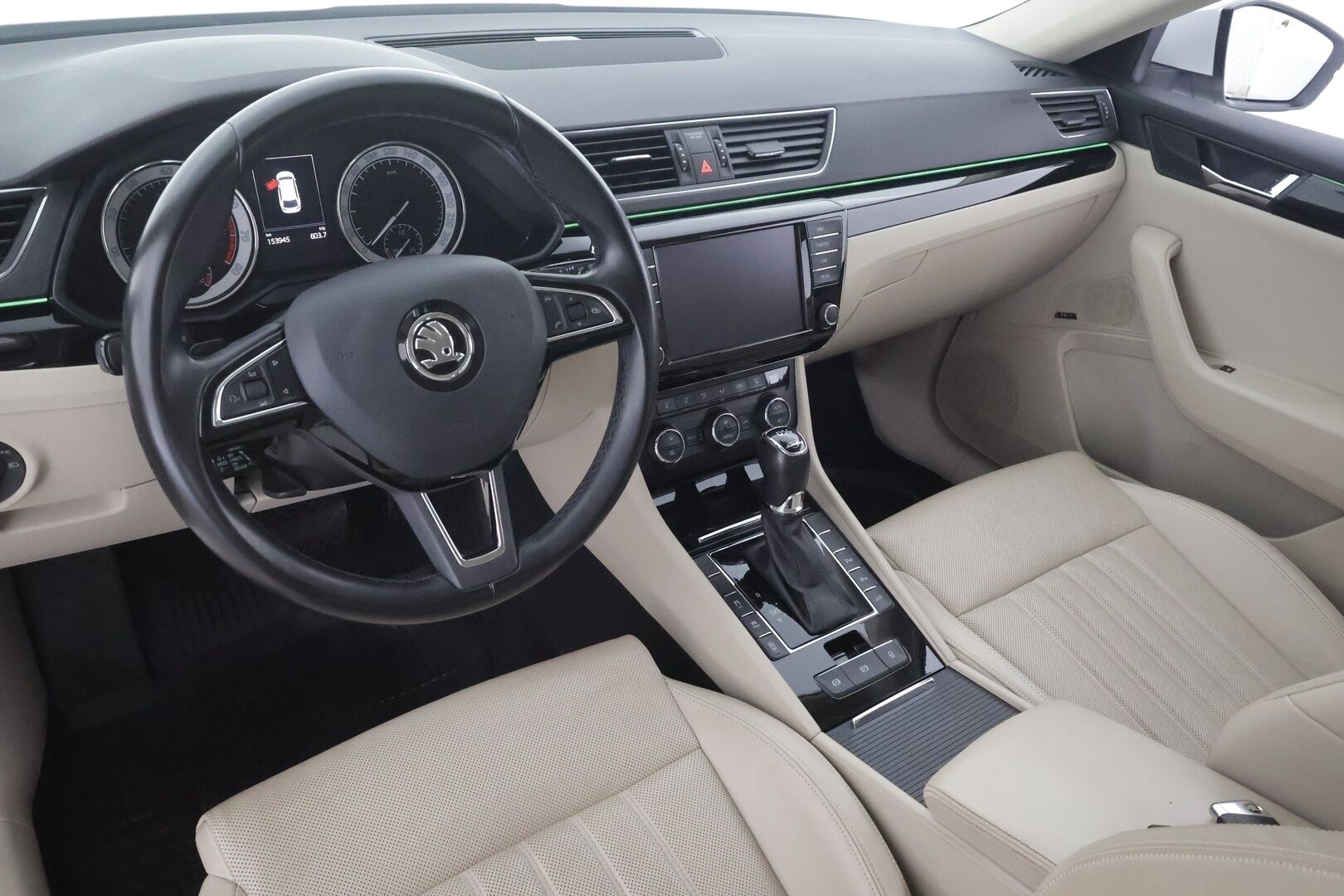 Skoda Superb 2016 2.0 TSI Combi 280 4X4 L&K DSG. - NYT POIKKEUSHINTAAN! | ACC | Lohko | Canton | Muistipenkki | Kamera | LED | Ilmastoidut nahat | Apple&Android | Kahdet Skodan vanteet | Neliveto | SUPER VARUSTEET!