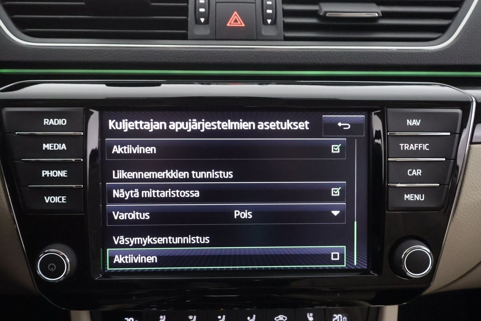 Skoda Superb 2016 2.0 TSI Combi 280 4X4 L&K DSG. - NYT POIKKEUSHINTAAN! | ACC | Lohko | Canton | Muistipenkki | Kamera | LED | Ilmastoidut nahat | Apple&Android | Kahdet Skodan vanteet | Neliveto | SUPER VARUSTEET!