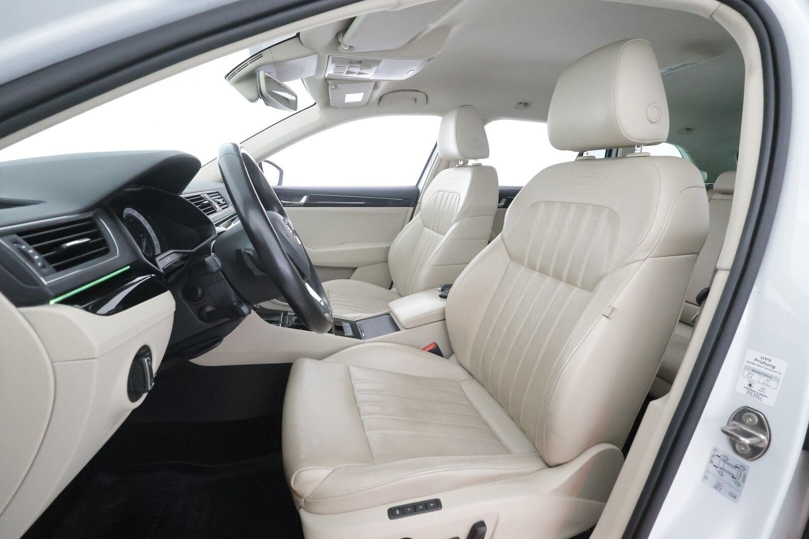 Skoda Superb 2016 2.0 TSI Combi 280 4X4 L&K DSG. - NYT POIKKEUSHINTAAN! | ACC | Lohko | Canton | Muistipenkki | Kamera | LED | Ilmastoidut nahat | Apple&Android | Kahdet Skodan vanteet | Neliveto | SUPER VARUSTEET!
