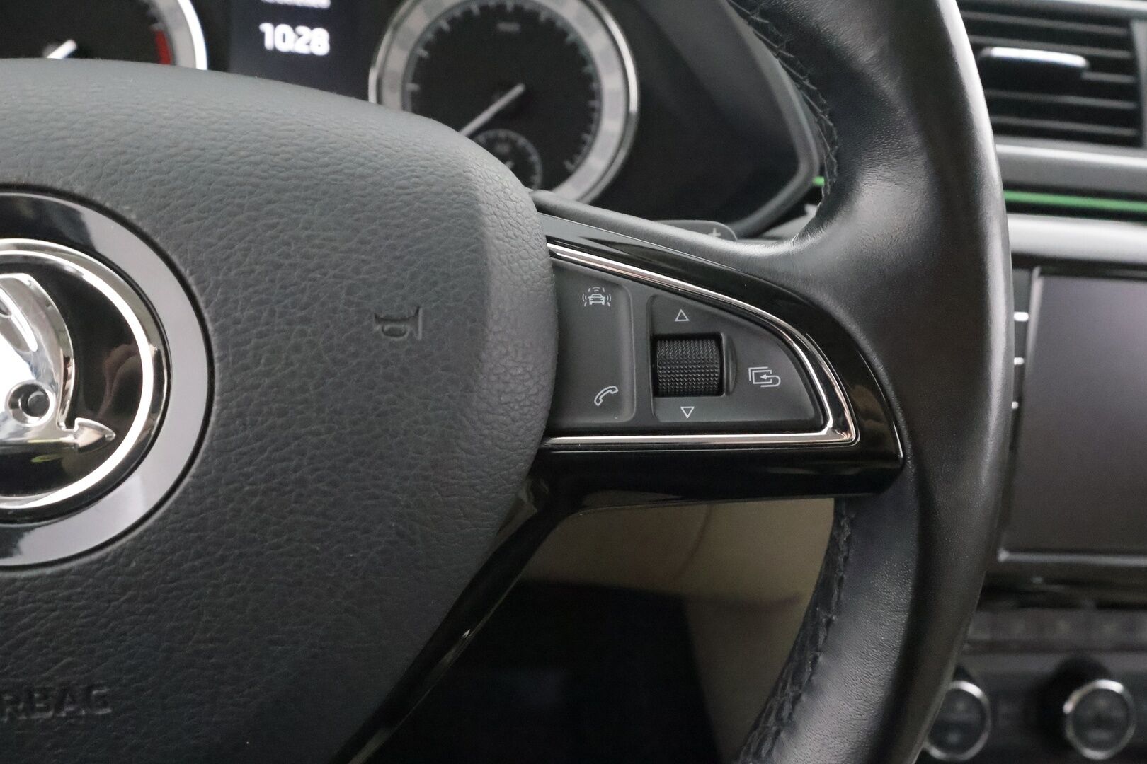 Skoda Superb 2016 2.0 TSI Combi 280 4X4 L&K DSG. - NYT POIKKEUSHINTAAN! | ACC | Lohko | Canton | Muistipenkki | Kamera | LED | Ilmastoidut nahat | Apple&Android | Kahdet Skodan vanteet | Neliveto | SUPER VARUSTEET!