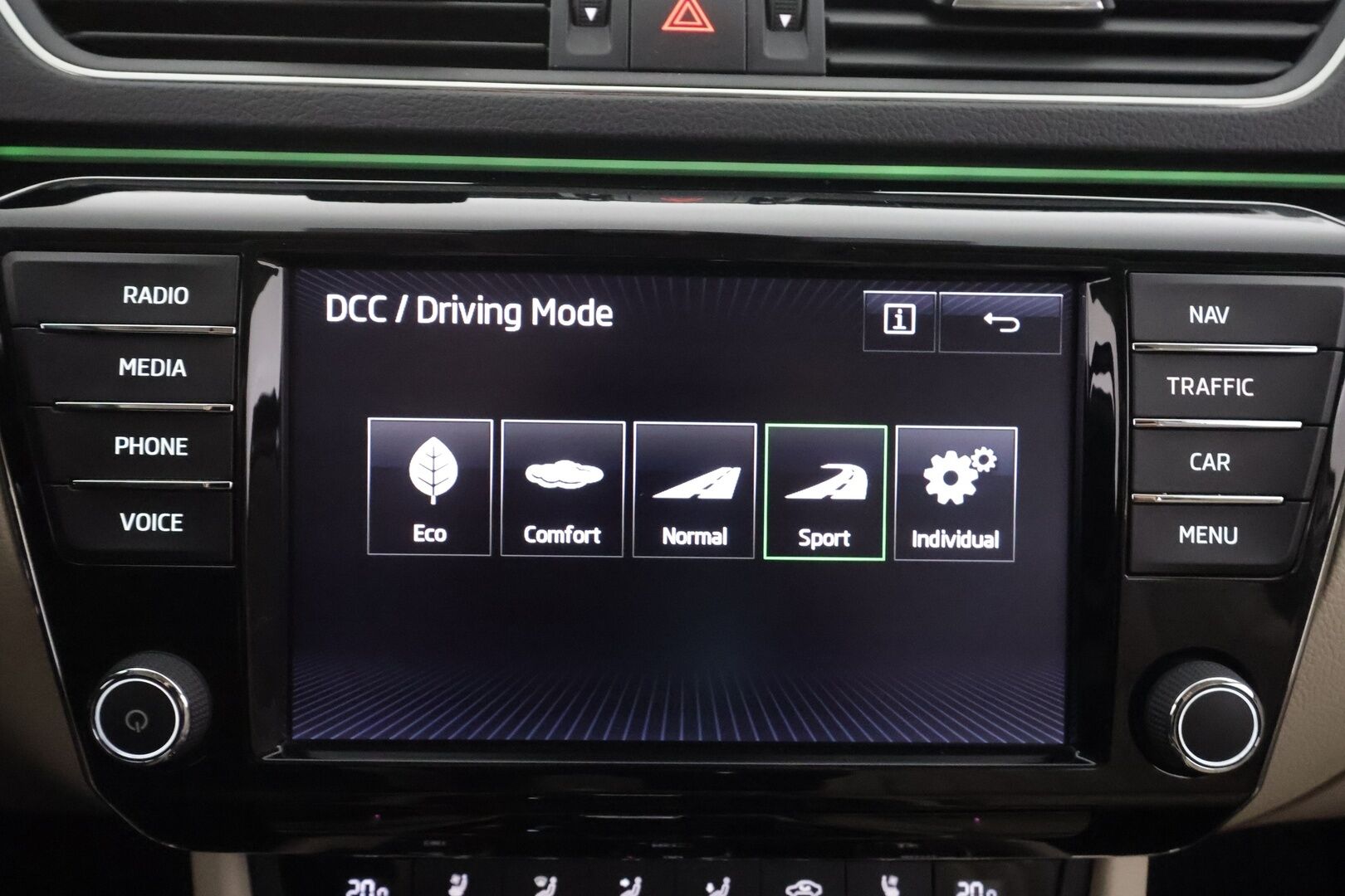 Skoda Superb 2016 2.0 TSI Combi 280 4X4 L&K DSG. - NYT POIKKEUSHINTAAN! | ACC | Lohko | Canton | Muistipenkki | Kamera | LED | Ilmastoidut nahat | Apple&Android | Kahdet Skodan vanteet | Neliveto | SUPER VARUSTEET!