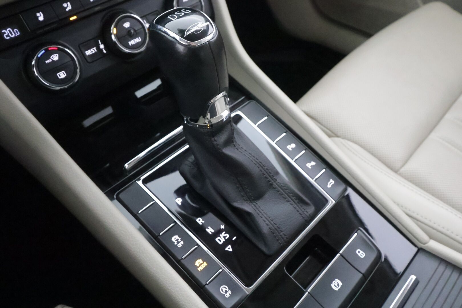 Skoda Superb 2016 2.0 TSI Combi 280 4X4 L&K DSG. - NYT POIKKEUSHINTAAN! | ACC | Lohko | Canton | Muistipenkki | Kamera | LED | Ilmastoidut nahat | Apple&Android | Kahdet Skodan vanteet | Neliveto | SUPER VARUSTEET!