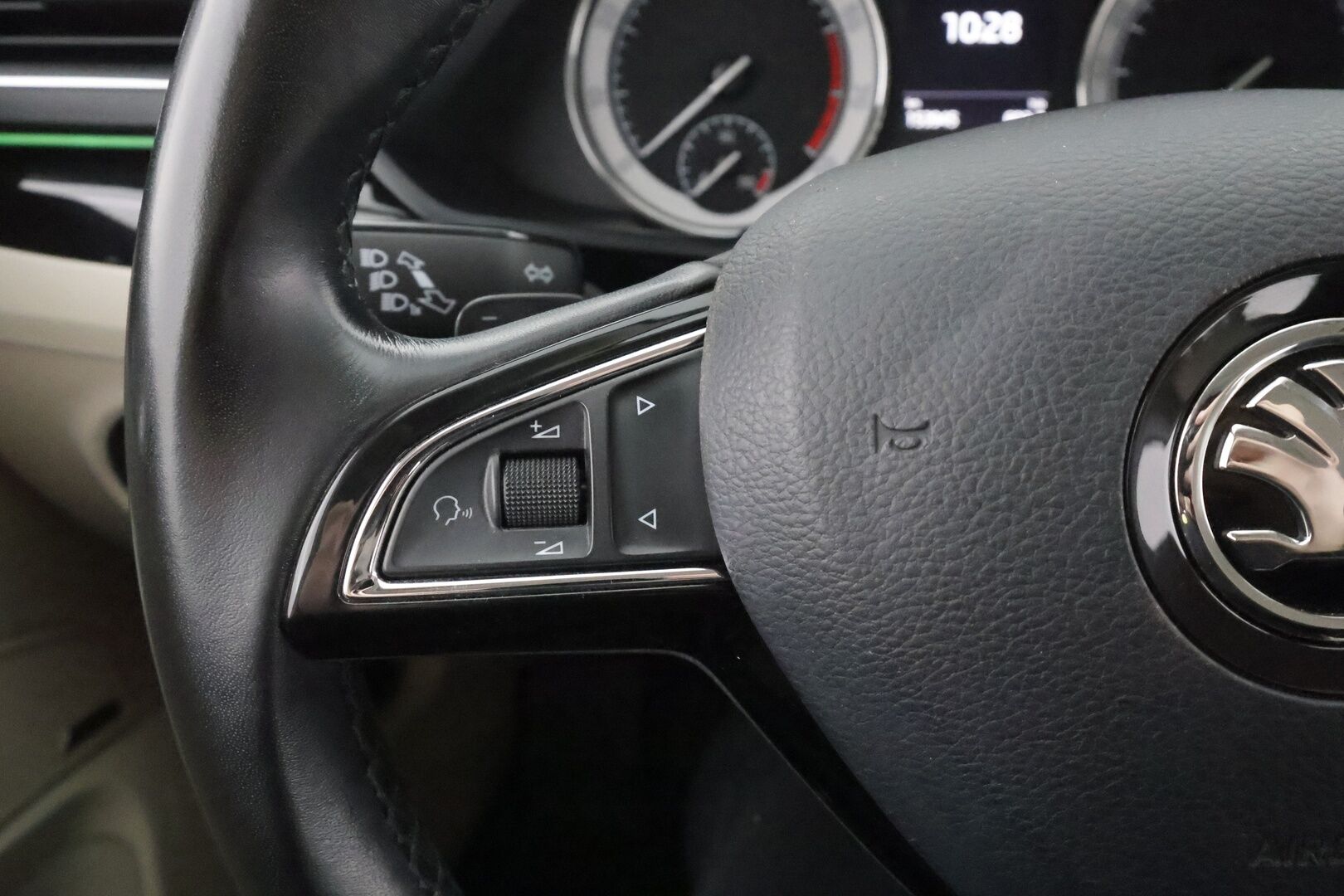 Skoda Superb 2016 2.0 TSI Combi 280 4X4 L&K DSG. - NYT POIKKEUSHINTAAN! | ACC | Lohko | Canton | Muistipenkki | Kamera | LED | Ilmastoidut nahat | Apple&Android | Kahdet Skodan vanteet | Neliveto | SUPER VARUSTEET!