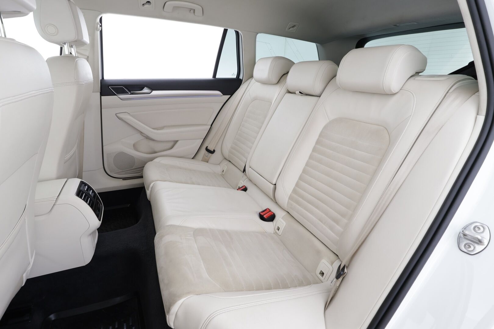 Volkswagen Passat 2017 Variant GTE Plug-In Hybrid 160 kW DSG * ACC /  Webasto / P.Kamera / LED / Koukku /  Puolinahat * - Kahdet renkaat aluvanteilla - HULLU BLACKWEEK KORKOTARJOUS 2,49%