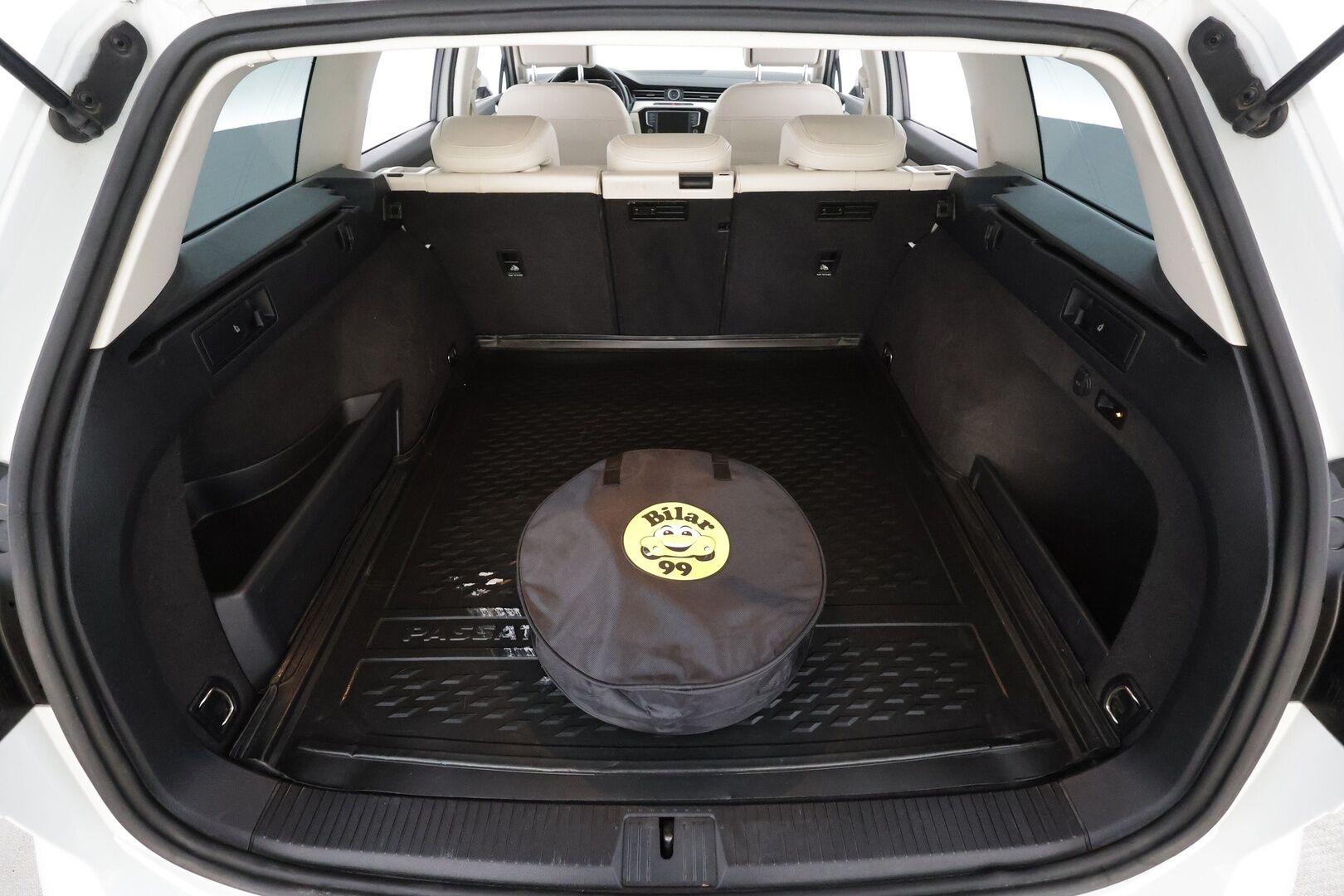 Volkswagen Passat 2017 Variant GTE Plug-In Hybrid 160 kW DSG * ACC /  Webasto / P.Kamera / LED / Koukku /  Puolinahat * - Kahdet renkaat aluvanteilla - HULLU BLACKWEEK KORKOTARJOUS 2,49%