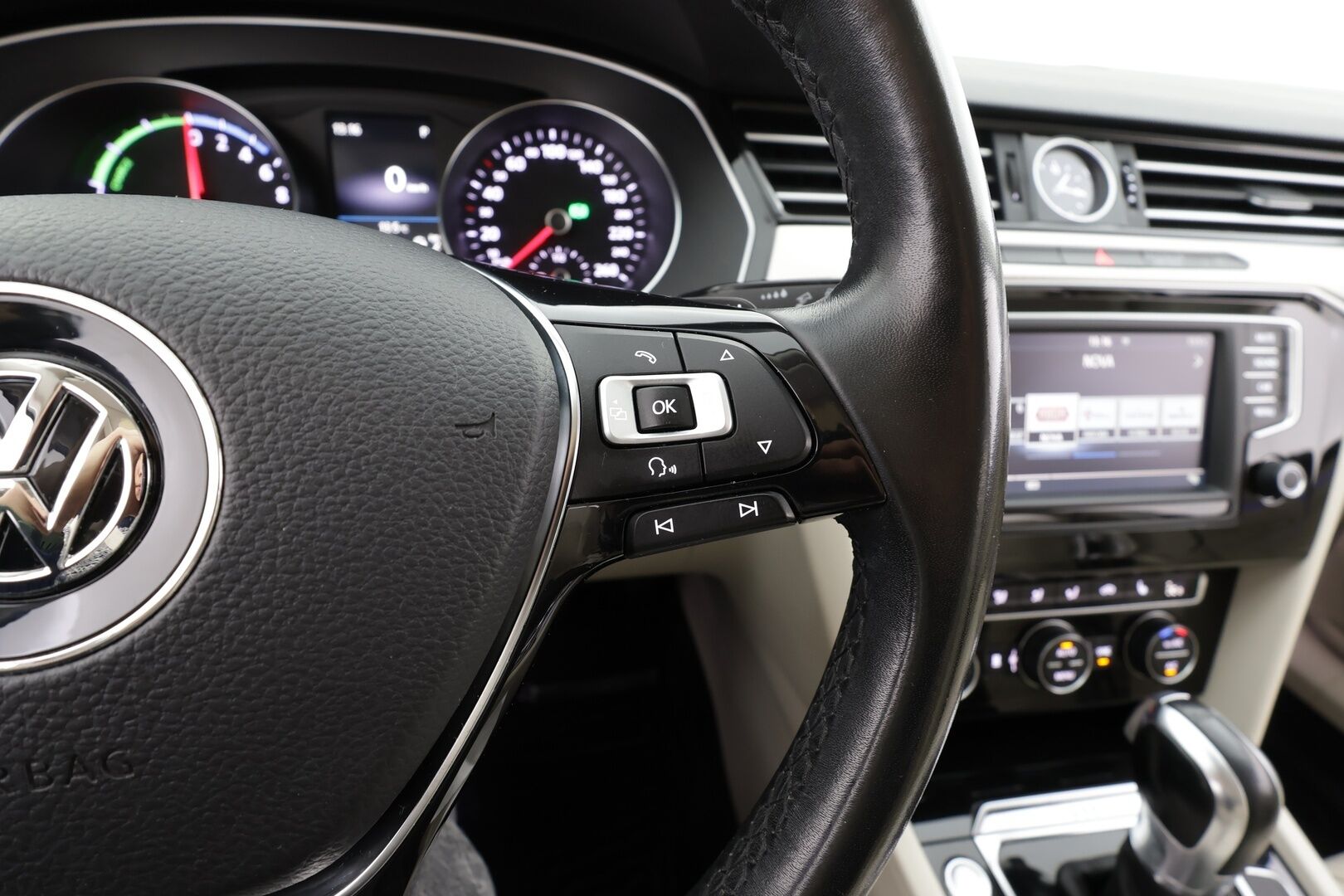 Volkswagen Passat 2017 Variant GTE Plug-In Hybrid 160 kW DSG * ACC /  Webasto / P.Kamera / LED / Koukku /  Puolinahat * - Kahdet renkaat aluvanteilla - HULLU BLACKWEEK KORKOTARJOUS 2,49%