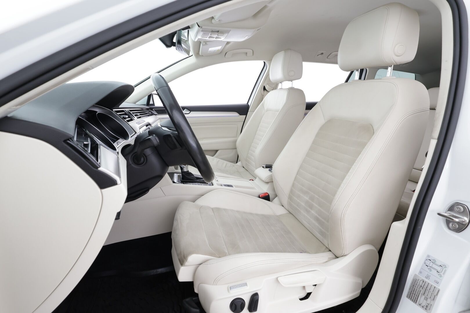 Volkswagen Passat 2017 Variant GTE Plug-In Hybrid 160 kW DSG * ACC /  Webasto / P.Kamera / LED / Koukku /  Puolinahat * - Kahdet renkaat aluvanteilla - HULLU BLACKWEEK KORKOTARJOUS 2,49%