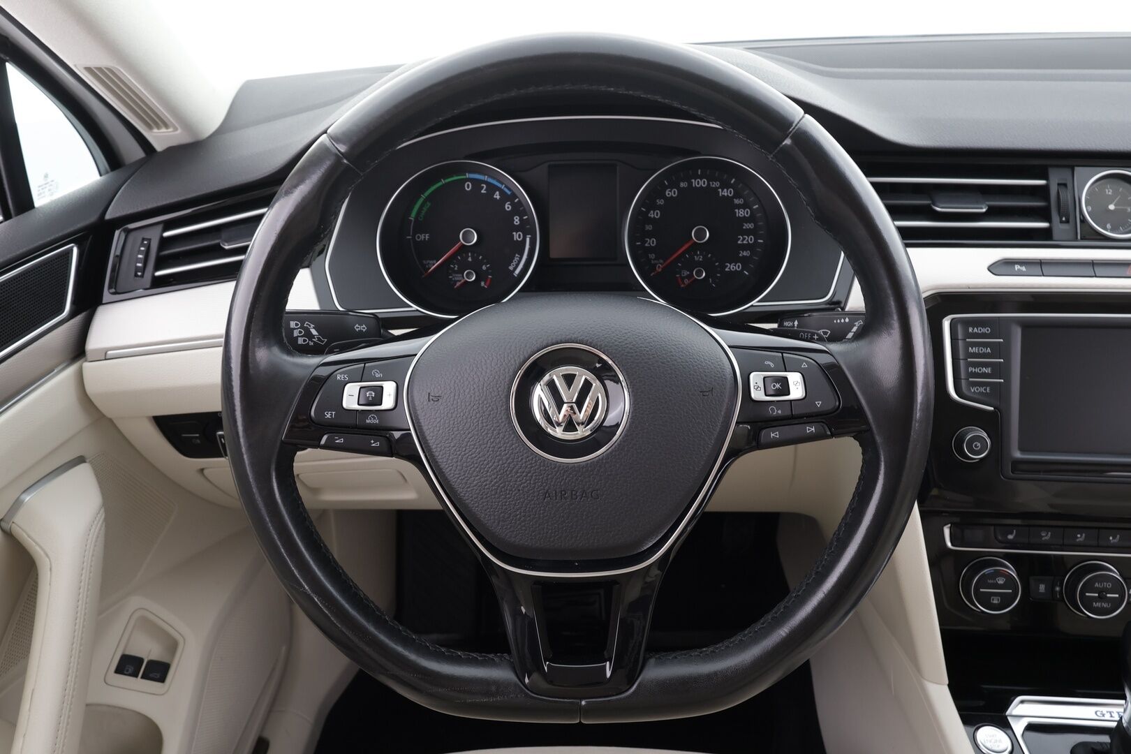 Volkswagen Passat 2017 Variant GTE Plug-In Hybrid 160 kW DSG * ACC /  Webasto / P.Kamera / LED / Koukku /  Puolinahat * - Kahdet renkaat aluvanteilla - HULLU BLACKWEEK KORKOTARJOUS 2,49%