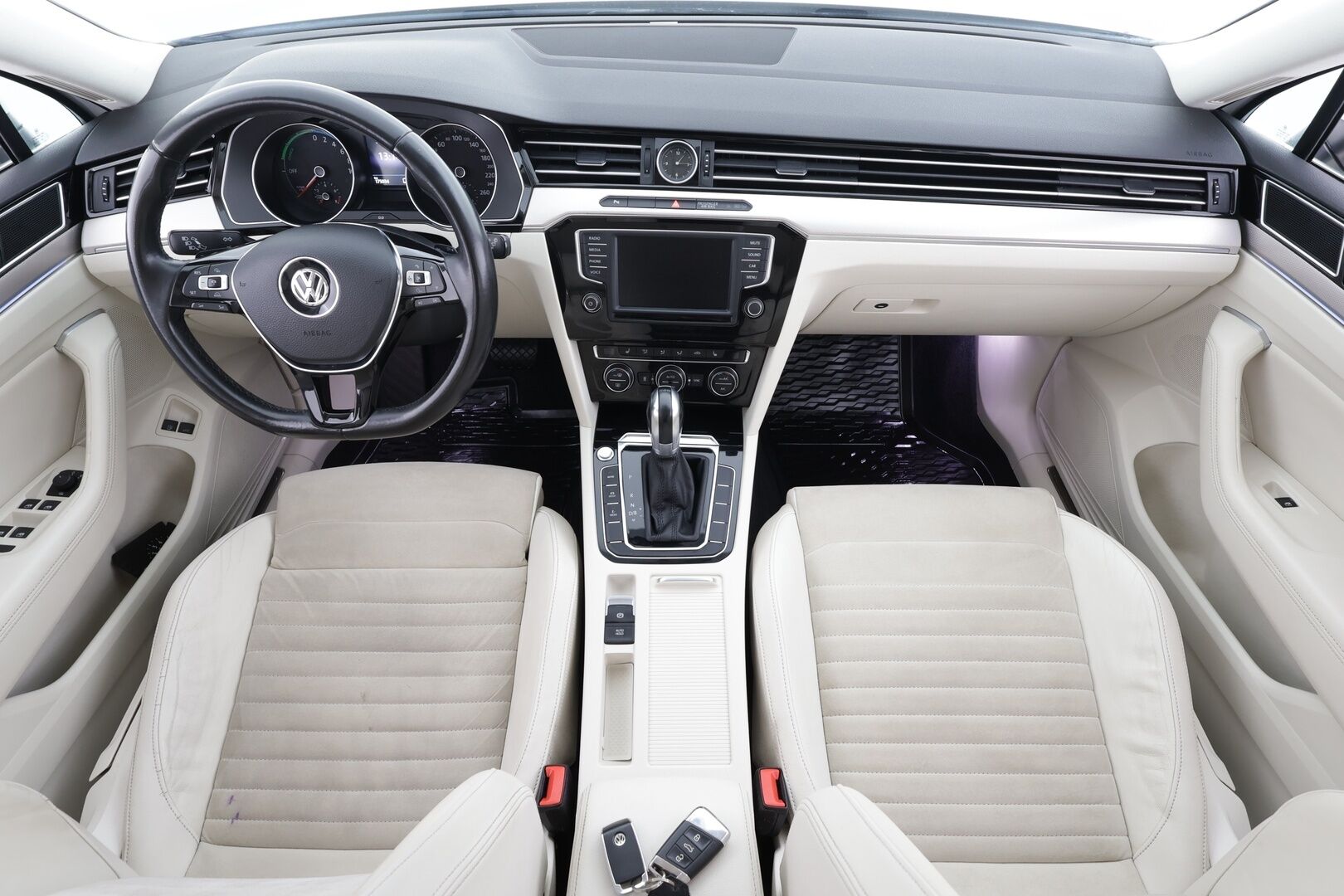 Volkswagen Passat 2017 Variant GTE Plug-In Hybrid 160 kW DSG * ACC /  Webasto / P.Kamera / LED / Koukku /  Puolinahat * - Kahdet renkaat aluvanteilla - HULLU BLACKWEEK KORKOTARJOUS 2,49%