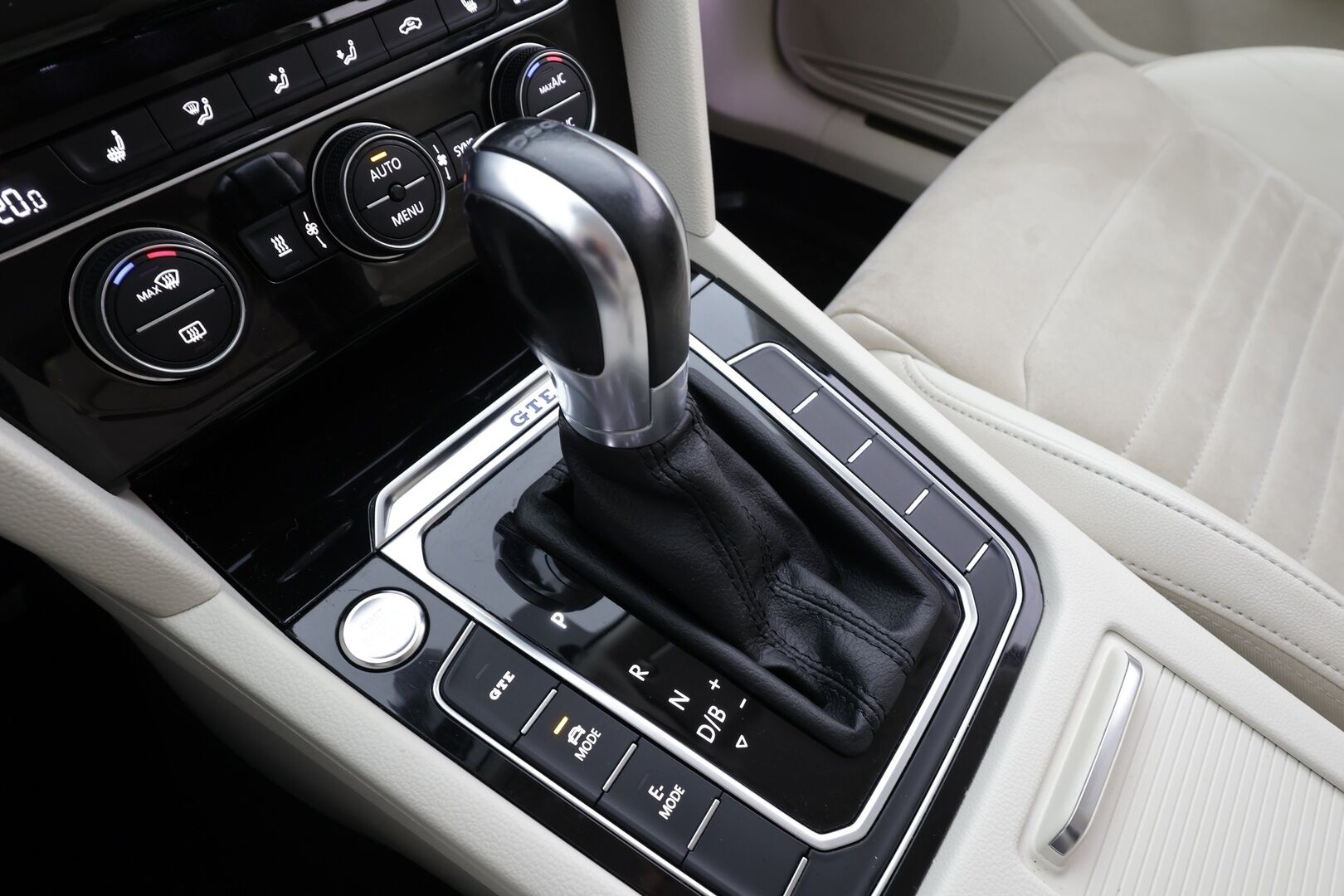 Volkswagen Passat 2017 Variant GTE Plug-In Hybrid 160 kW DSG * ACC /  Webasto / P.Kamera / LED / Koukku /  Puolinahat * - Kahdet renkaat aluvanteilla - HULLU BLACKWEEK KORKOTARJOUS 2,49%