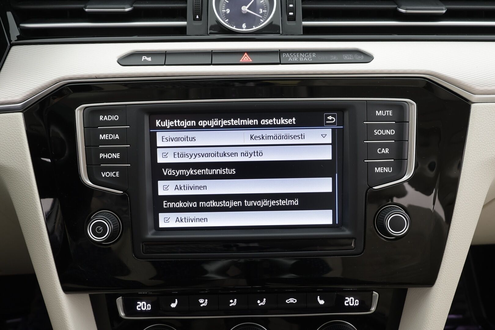Volkswagen Passat 2017 Variant GTE Plug-In Hybrid 160 kW DSG * ACC /  Webasto / P.Kamera / LED / Koukku /  Puolinahat * - Kahdet renkaat aluvanteilla - HULLU BLACKWEEK KORKOTARJOUS 2,49%