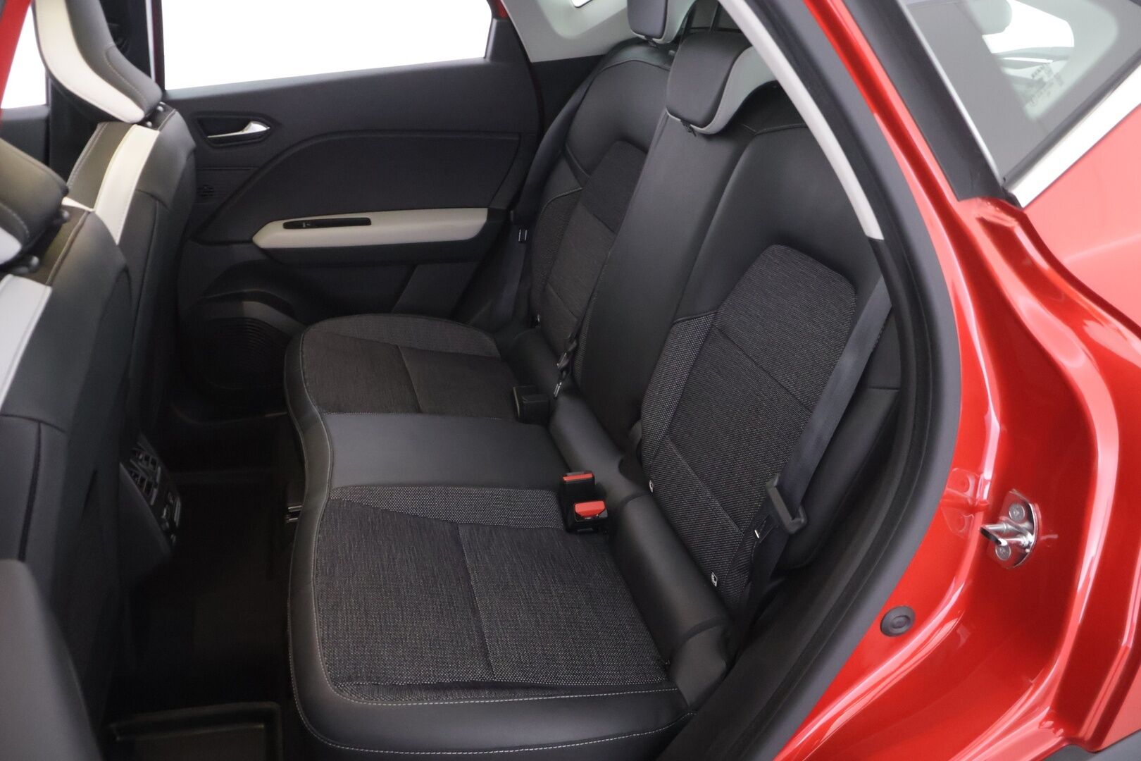 Renault Captur 2021 TCe 130 EDC7-aut Festival *Suomi-auto / Vakkari / Bose / Peruutuskamera / Koukku* - *Juuri Huollettu / 2x renkaat & vanteet / Lohkolämmitin sisätilanpuhaltimella / Metalliväri*