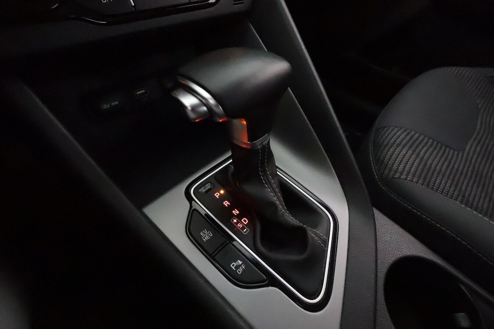 Kia NIRO 2020 1,6 GDI LX Plug-in **ACC / P.kamera / Facelift / Apple&Android** - Akku kuntotarkastettu SOH 96,6% / 1.Om Suomi-auto / Kahdet renkaat aluvanteilla / Merkkihuollettu