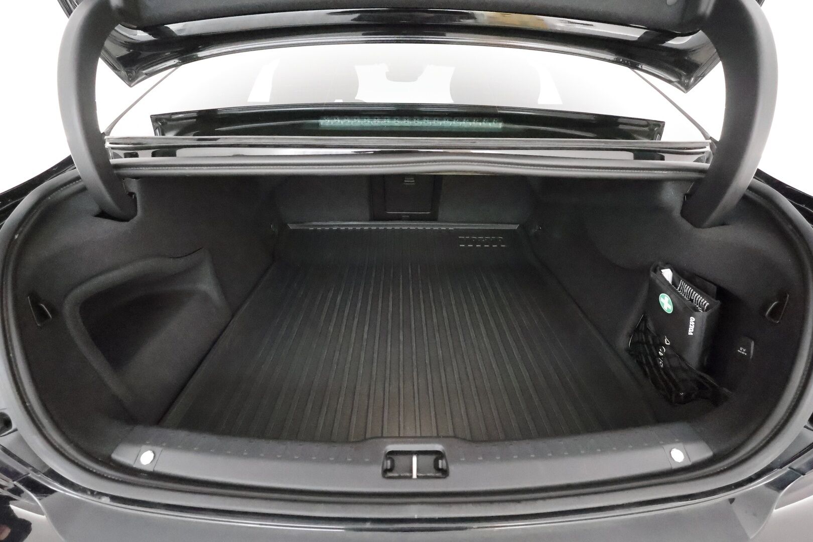 Volvo S90 2021 D3 Business Inscription Edition ** Webasto / Adapt.Vakkari / P.kamera / LED-valot / Sporttinahat Muistilla / Navi ** - 3,99 % KORKOTARJOUS TÄHÄN AUTOON - Kaistavahti / KeylessGO / Suomi-auto / 2x Renkaat