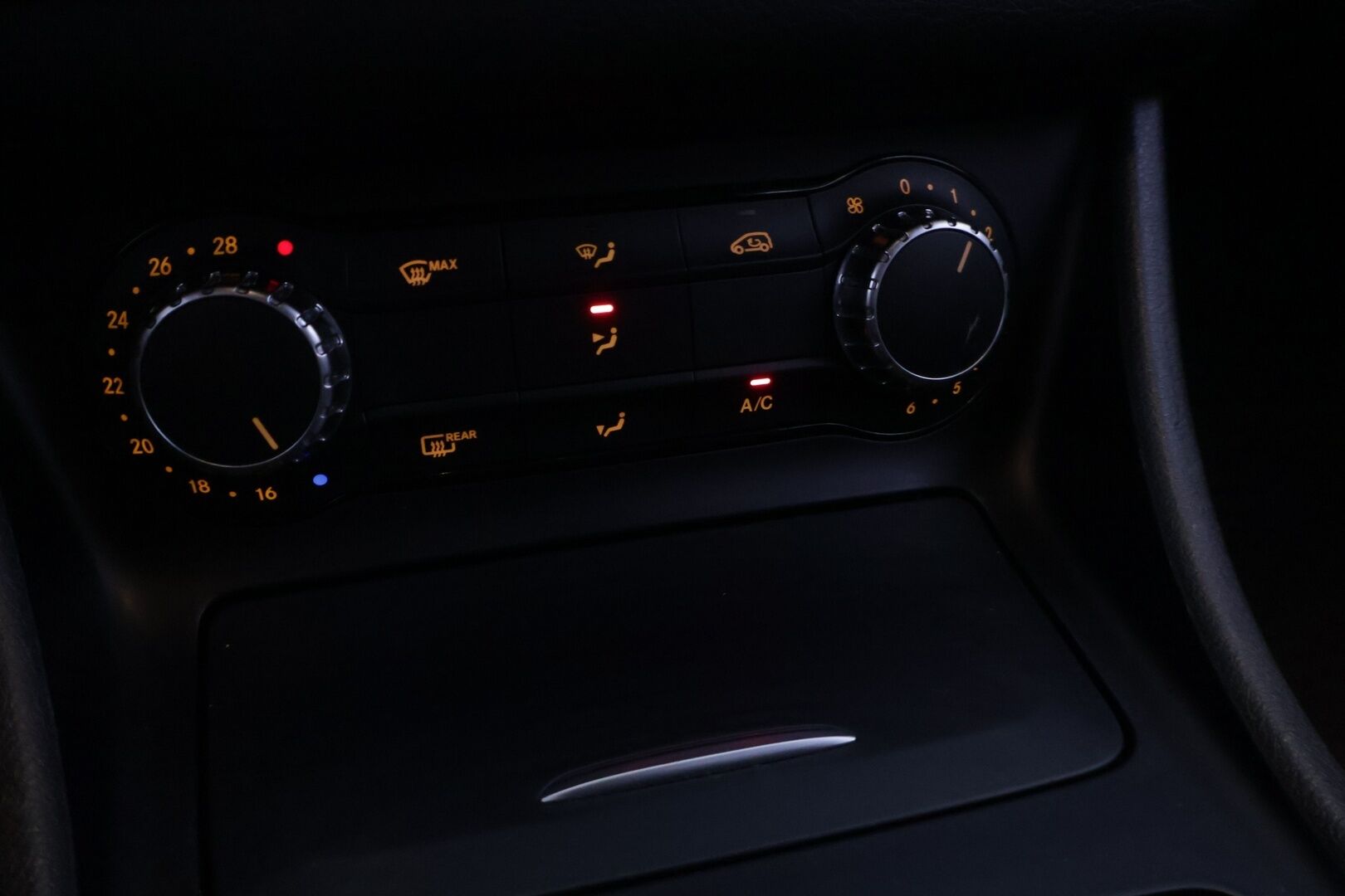 Mercedes-Benz CLA 2015 180 A Premium Business AMG - Vakkari | Sporttipenkit | P.kamera | Navigointi | BT-audio  