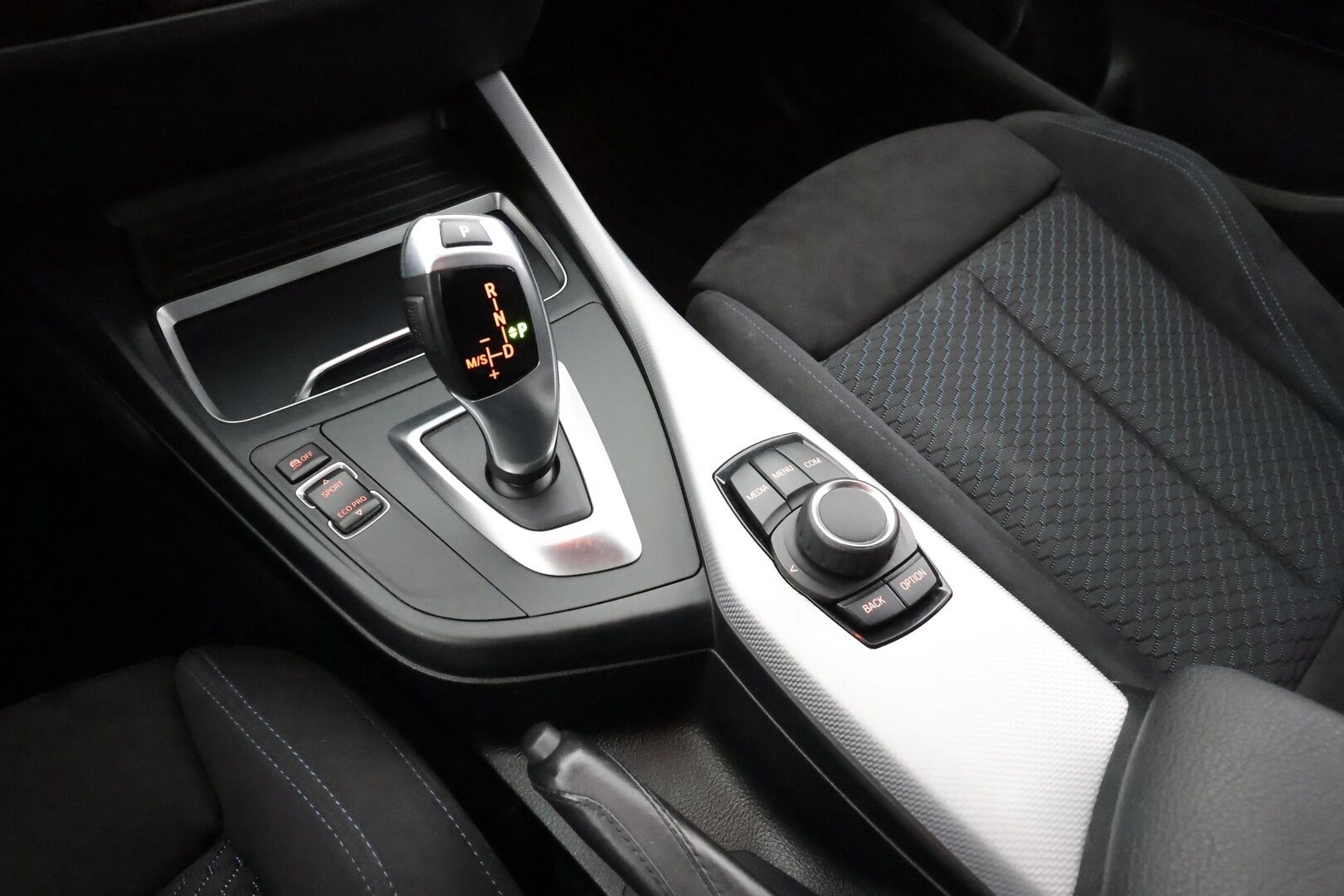 BMW 118 2018 F20 118i A M-sport * Koukku / Hifi / LED / Vakkari / Sporttipenkit / P.tutka / Facelift / Ratinlämmitin * - Kahdet renkaat aluvanteilla 