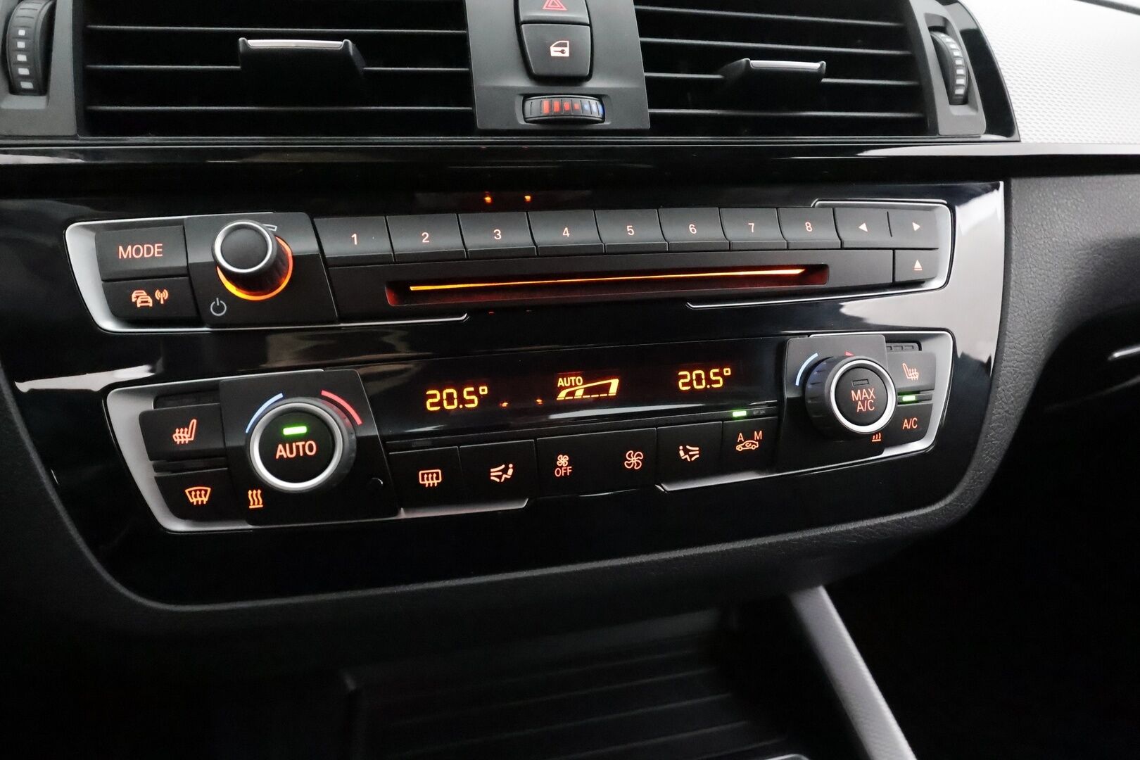 BMW 118 2018 F20 118i A M-sport * Koukku / Hifi / LED / Vakkari / Sporttipenkit / P.tutka / Facelift / Ratinlämmitin * - Kahdet renkaat aluvanteilla 